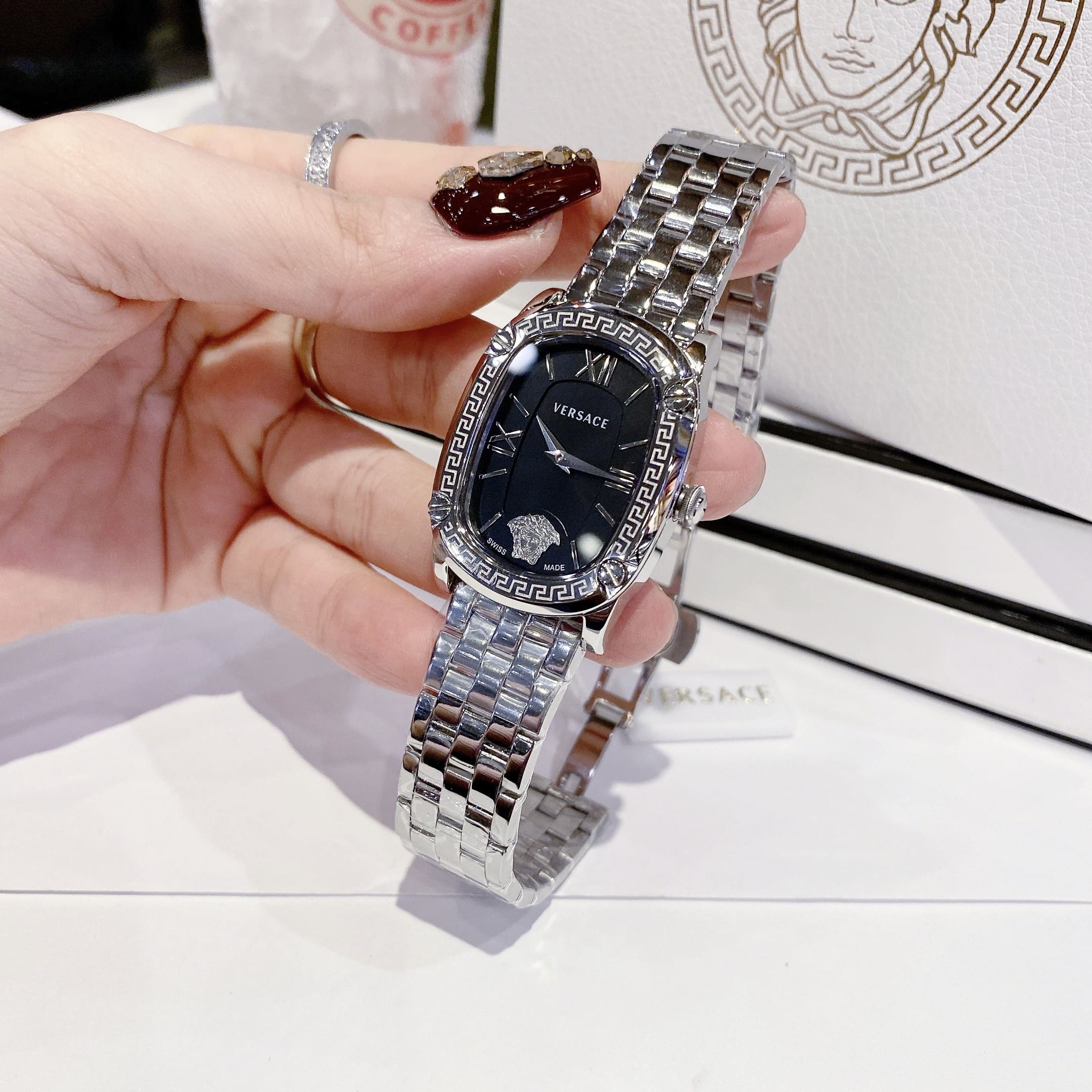 Đồng Hồ Versace Couture |Nữ Giới |Mặt Chữ Nhật Đen |Dây Kim Loại Silver |Máy Pin (Quartz) |Size 30x38mm |donghogiatot.vn