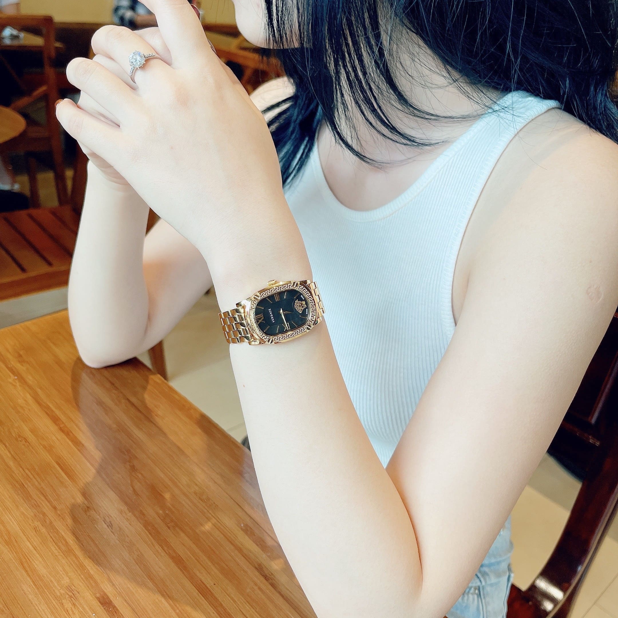 Đồng Hồ Versace Couture |Nữ Giới |Mặt Chữ Nhật Đen |Dây Kim Loại Vàng Gold |Máy Pin (Quartz) |Size 30x38mm |donghogiatot.vn