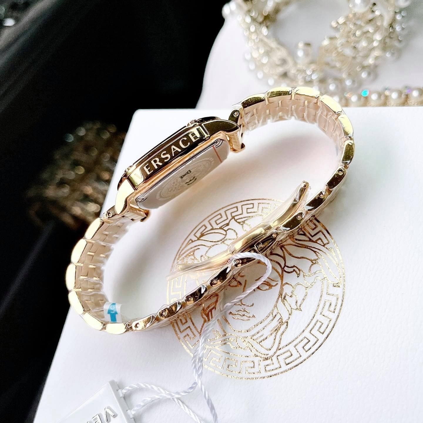 Đồng Hồ Versace Couture |Nữ Giới |Mặt Chữ Nhật Đen |Dây Kim Loại Vàng Gold |Máy Pin (Quartz) |Size 30x38mm |donghogiatot.vn