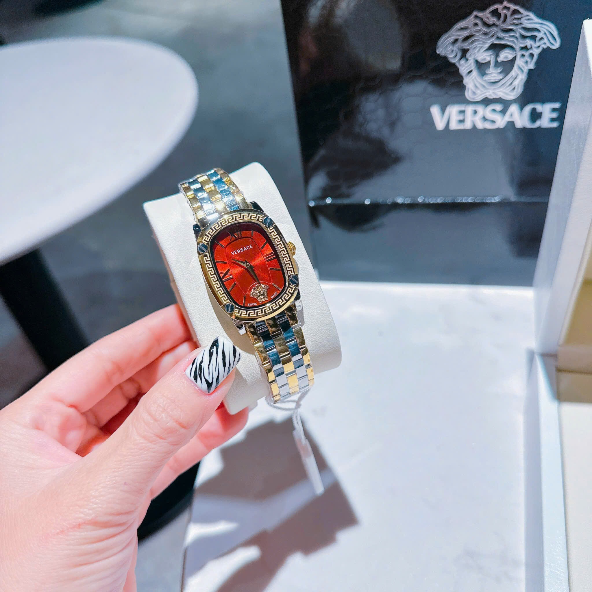 Đồng Hồ Versace Couture |Nữ Giới |Mặt Chữ Nhật Đỏ |Dây Kim Loại Demi Vàng |Máy Pin (Quartz) |Size 30x38mm |donghogiatot.vn