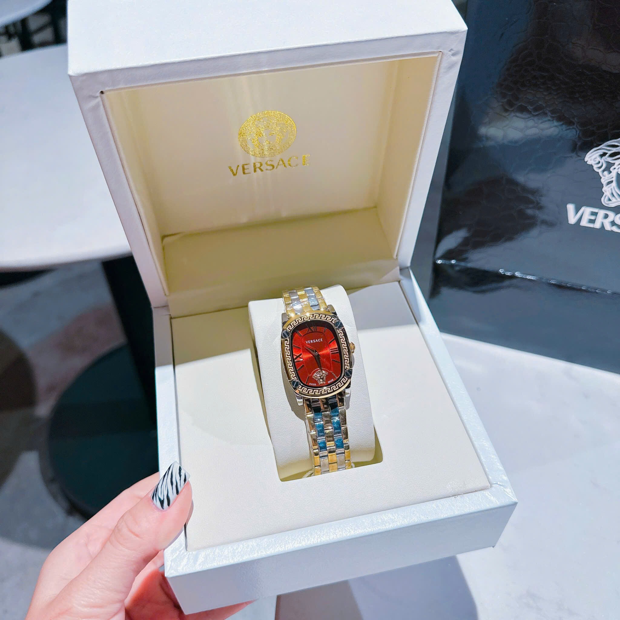 Đồng Hồ Versace Couture |Nữ Giới |Mặt Chữ Nhật Đỏ |Dây Kim Loại Demi Vàng |Máy Pin (Quartz) |Size 30x38mm |donghogiatot.vn
