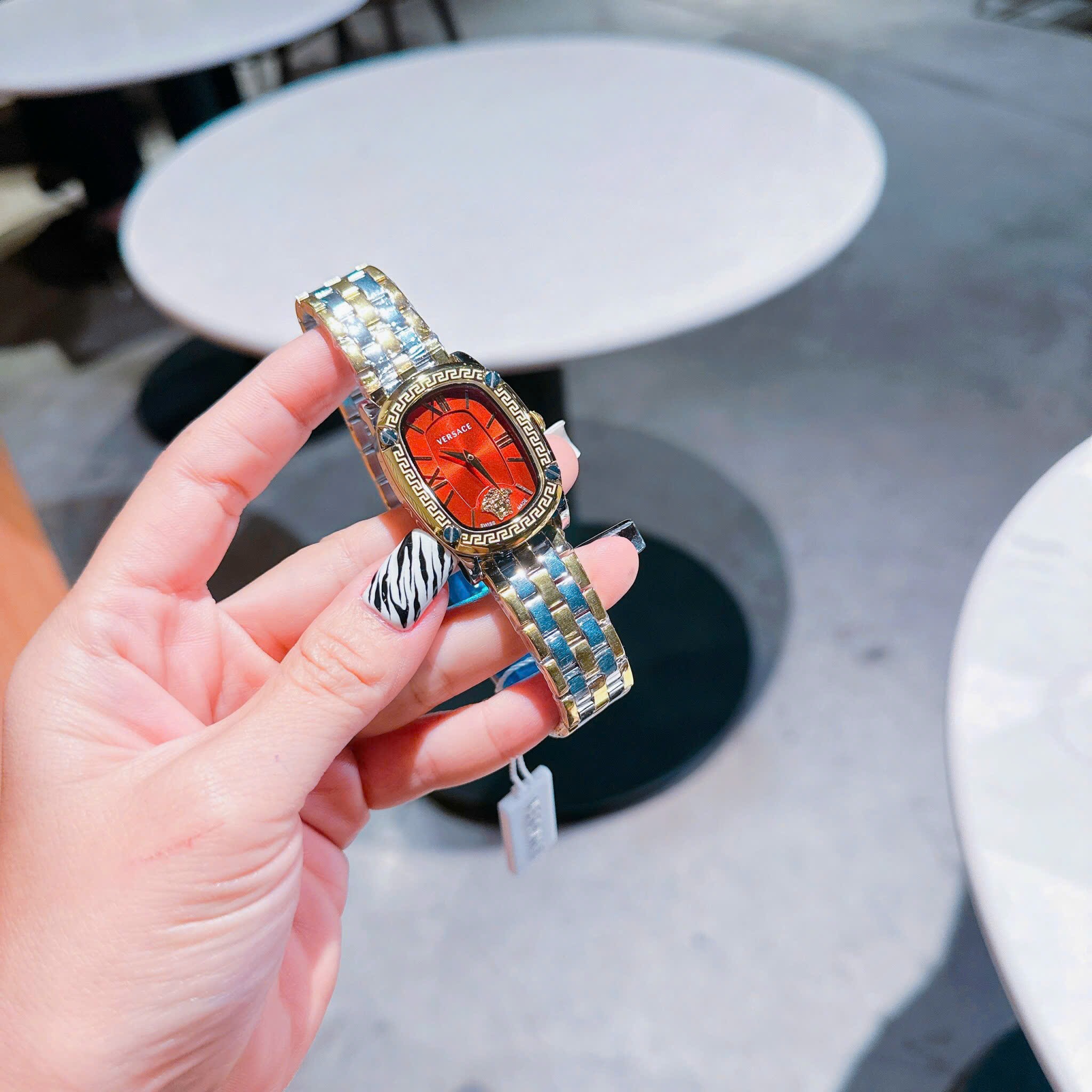 Đồng Hồ Versace Couture |Nữ Giới |Mặt Chữ Nhật Đỏ |Dây Kim Loại Demi Vàng |Máy Pin (Quartz) |Size 30x38mm |donghogiatot.vn