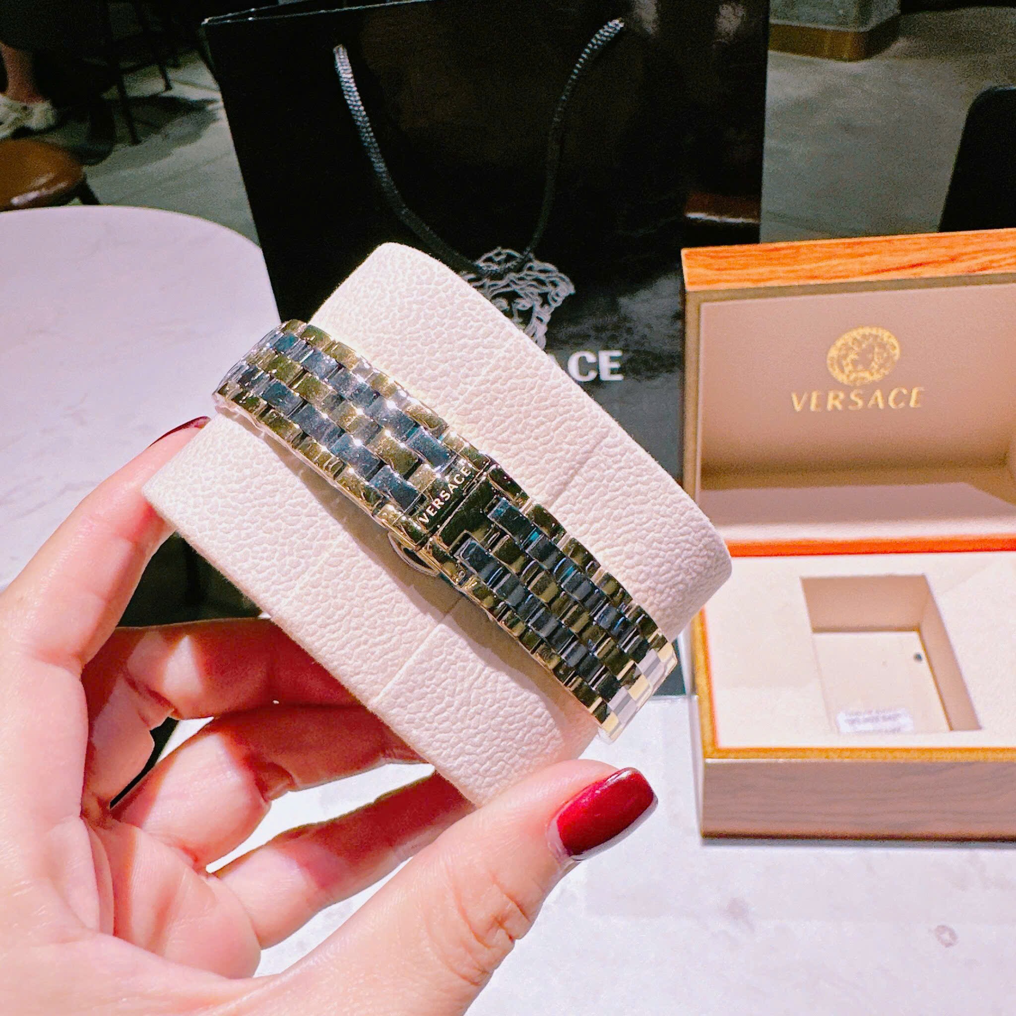 Đồng Hồ Versace Couture |Nữ Giới |Mặt Chữ Nhật Đỏ |Dây Kim Loại Demi Vàng |Máy Pin (Quartz) |Size 30x38mm |donghogiatot.vn