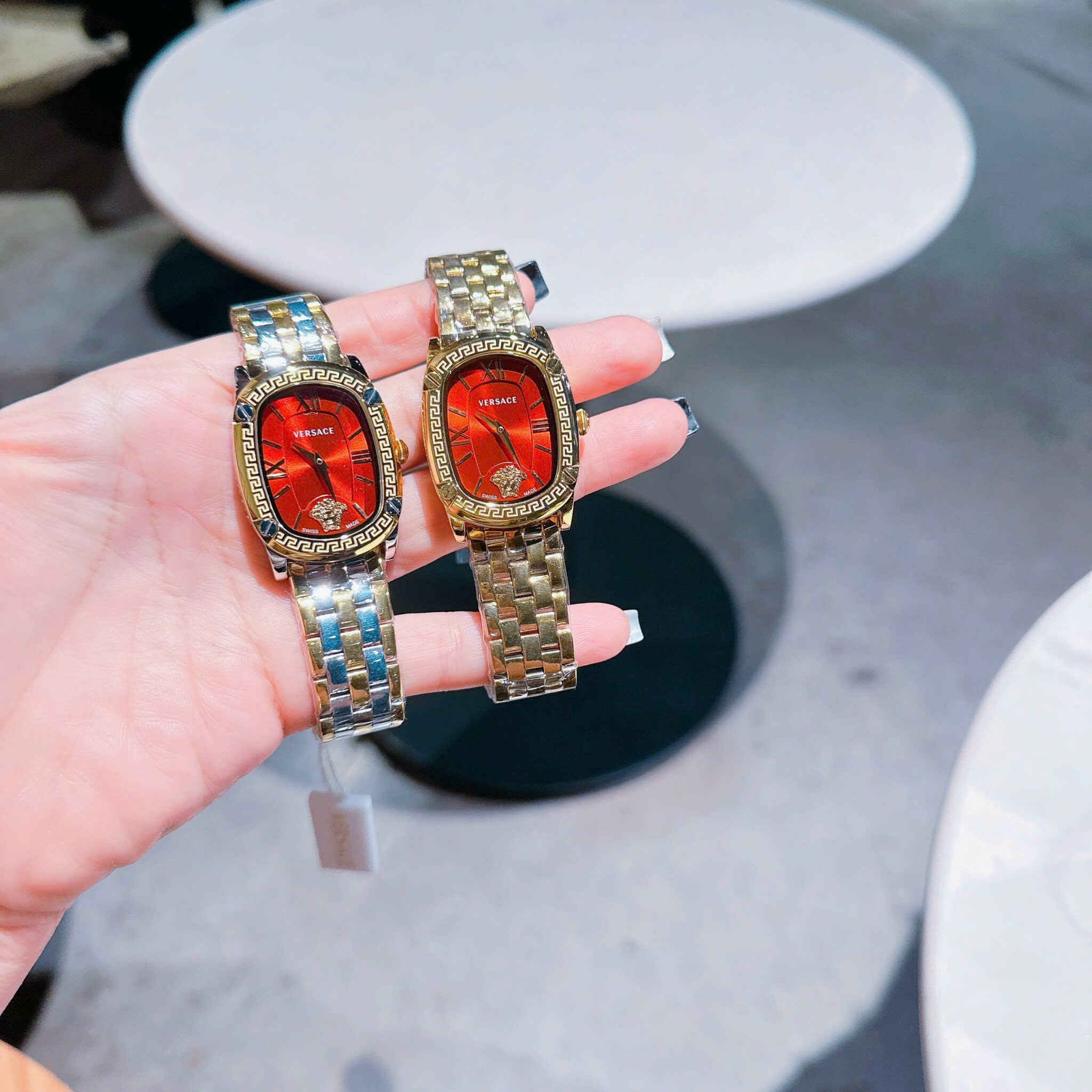 Đồng Hồ Versace Couture |Nữ Giới |Mặt Chữ Nhật Đỏ |Dây Kim Loại Demi Vàng |Máy Pin (Quartz) |Size 30x38mm |donghogiatot.vn