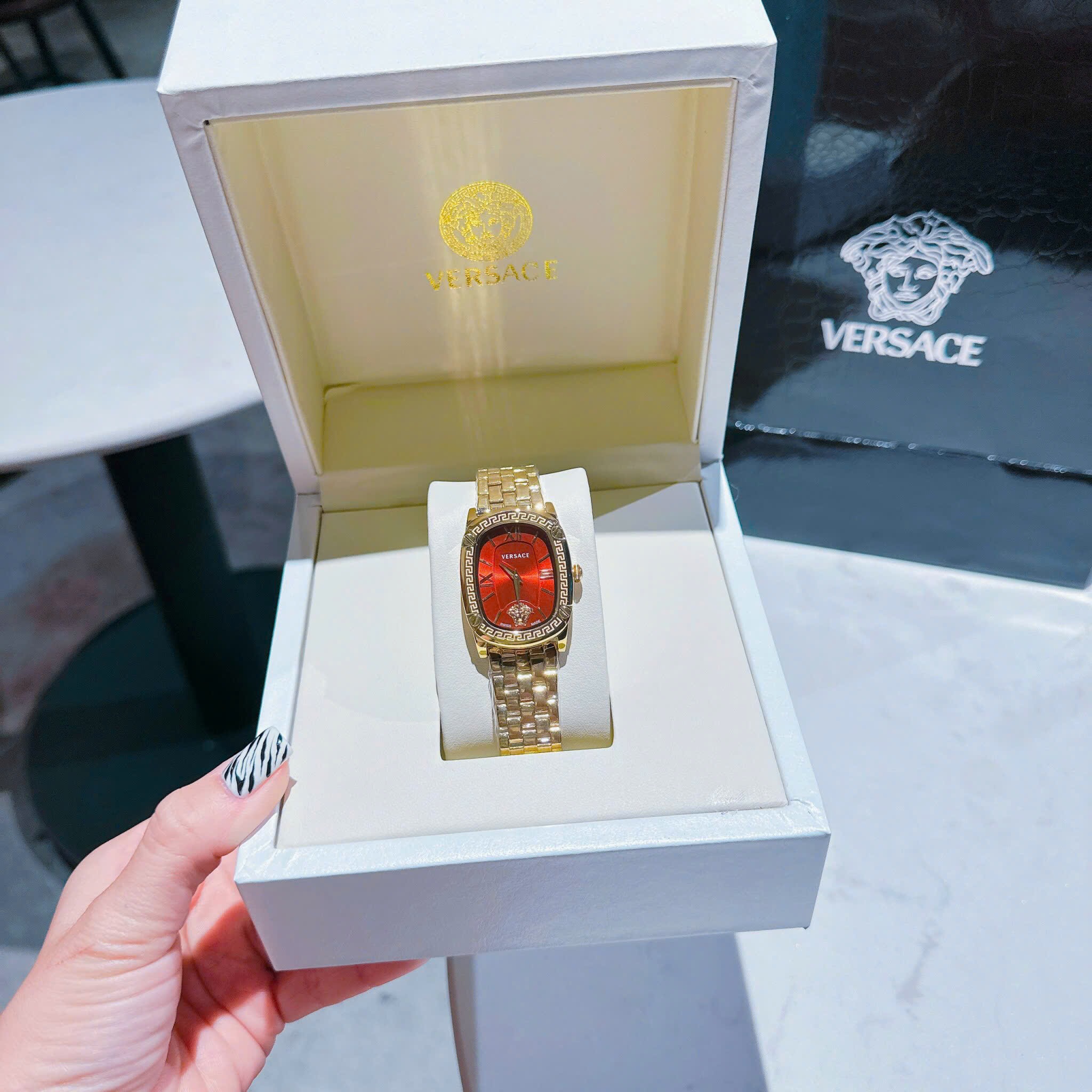 Đồng Hồ Versace Couture |Nữ Giới |Mặt Chữ Nhật Đỏ |Dây Kim Loại Vàng Gold |Máy Pin (Quartz) |Size 30x38mm |donghogiatot.vn