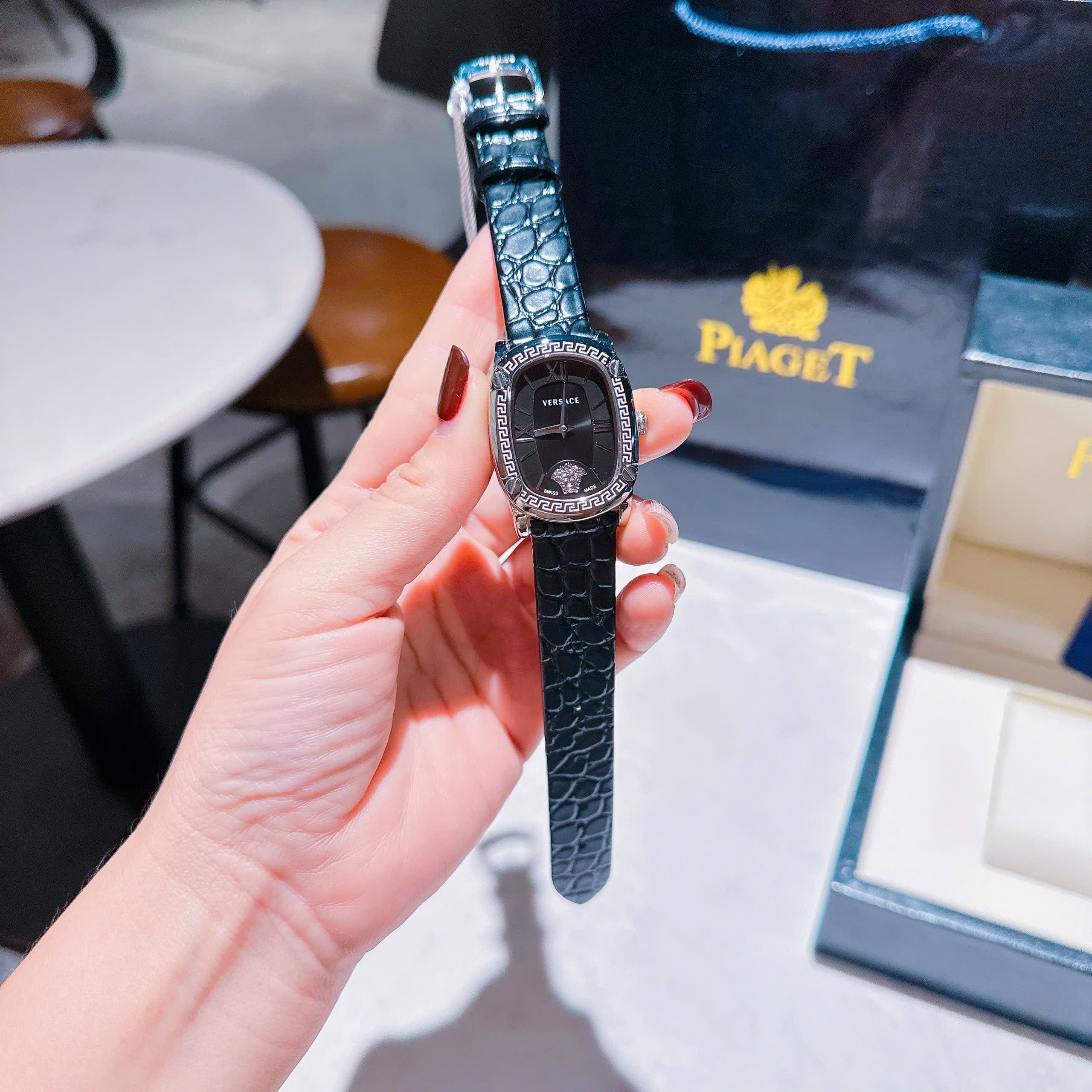 Đồng Hồ Versace Couture |Nữ Giới |Mặt Chữ Nhật |Silver |Dây Da Đen |Máy Pin (Quartz) |Size 30x38mm |donghogiatot.vn