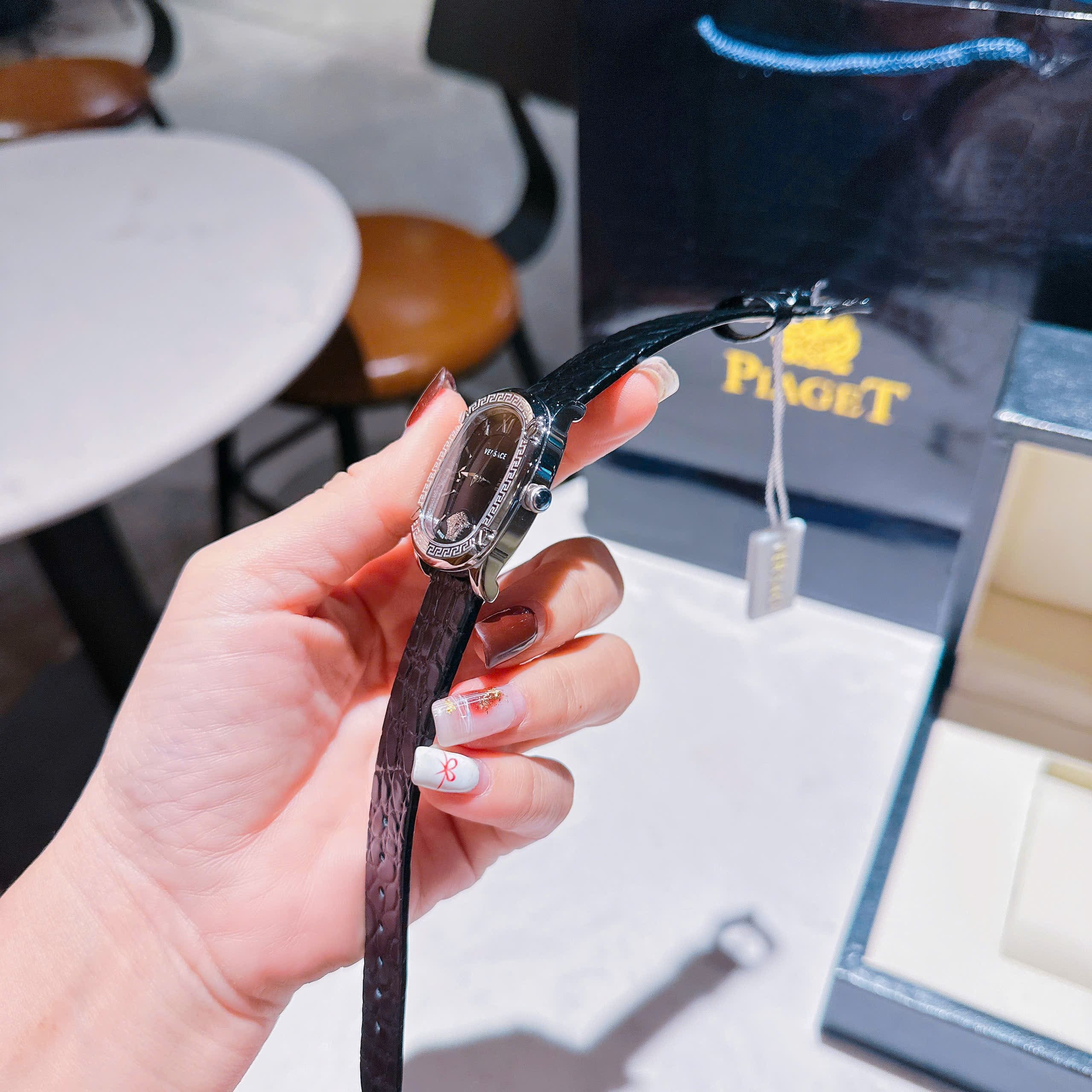 Đồng Hồ Versace Couture |Nữ Giới |Mặt Chữ Nhật |Silver |Dây Da Đen |Máy Pin (Quartz) |Size 30x38mm |donghogiatot.vn