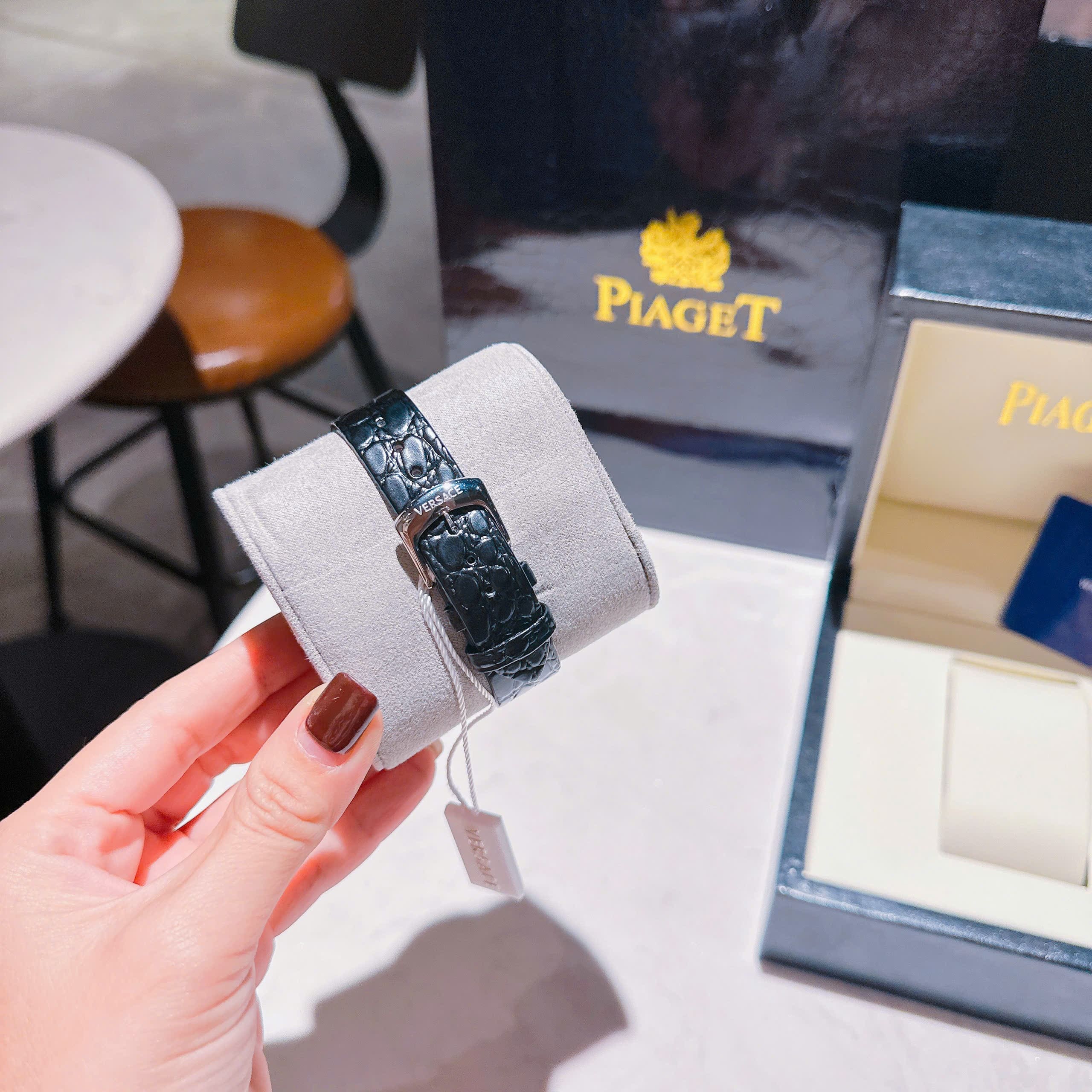 Đồng Hồ Versace Couture |Nữ Giới |Mặt Chữ Nhật |Trắng Silver |Dây Da Đen |Máy Pin (Quartz) |Size 30x38mm |donghogiatot.vn