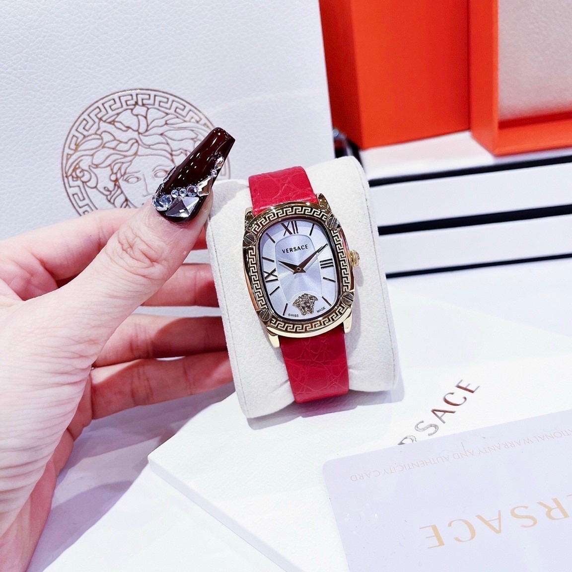 Đồng Hồ Versace Couture |Nữ Giới |Mặt Chữ Nhật Trắng |Vàng Gold |Dây Da Đỏ |Máy Pin (Quartz) |Size 30x38mm |donghogiatot.vn