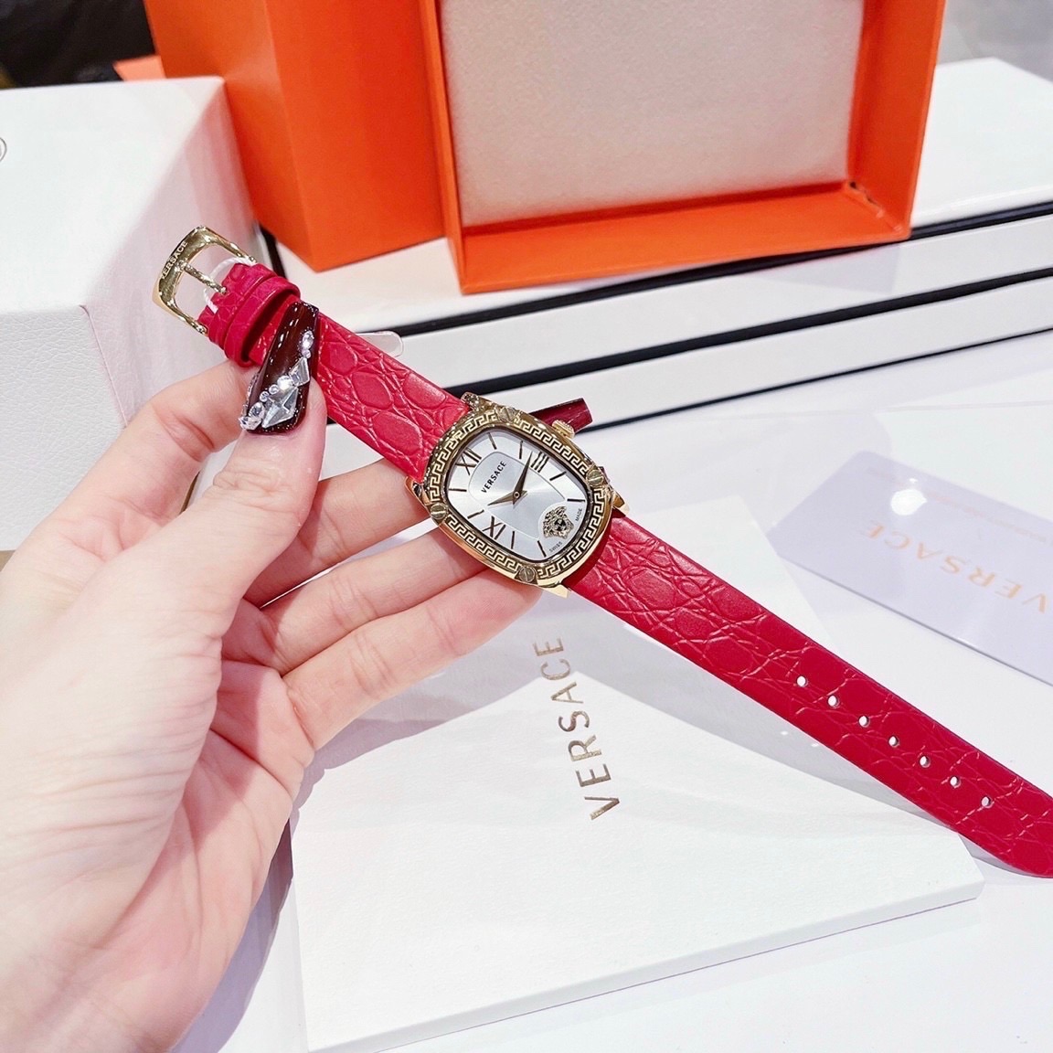 Đồng Hồ Versace Couture |Nữ Giới |Mặt Chữ Nhật Trắng |Vàng Gold |Dây Da Đỏ |Máy Pin (Quartz) |Size 30x38mm |donghogiatot.vn