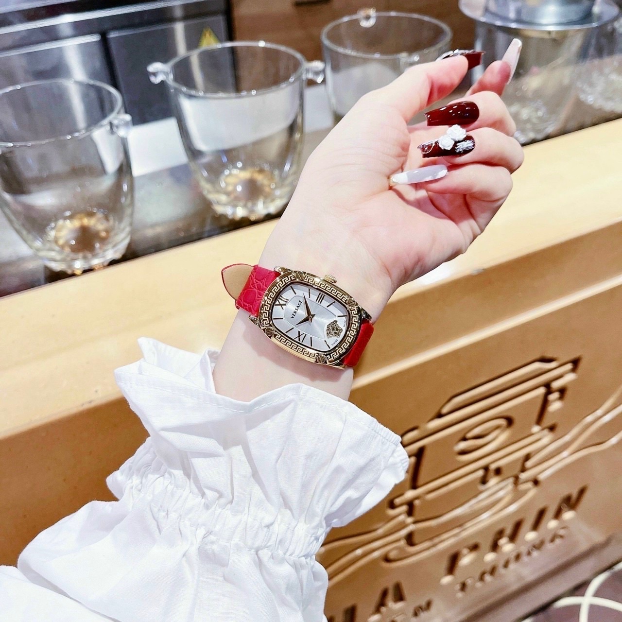 Đồng Hồ Versace Couture |Nữ Giới |Mặt Chữ Nhật Trắng |Vàng Gold |Dây Da Đỏ |Máy Pin (Quartz) |Size 30x38mm |donghogiatot.vn