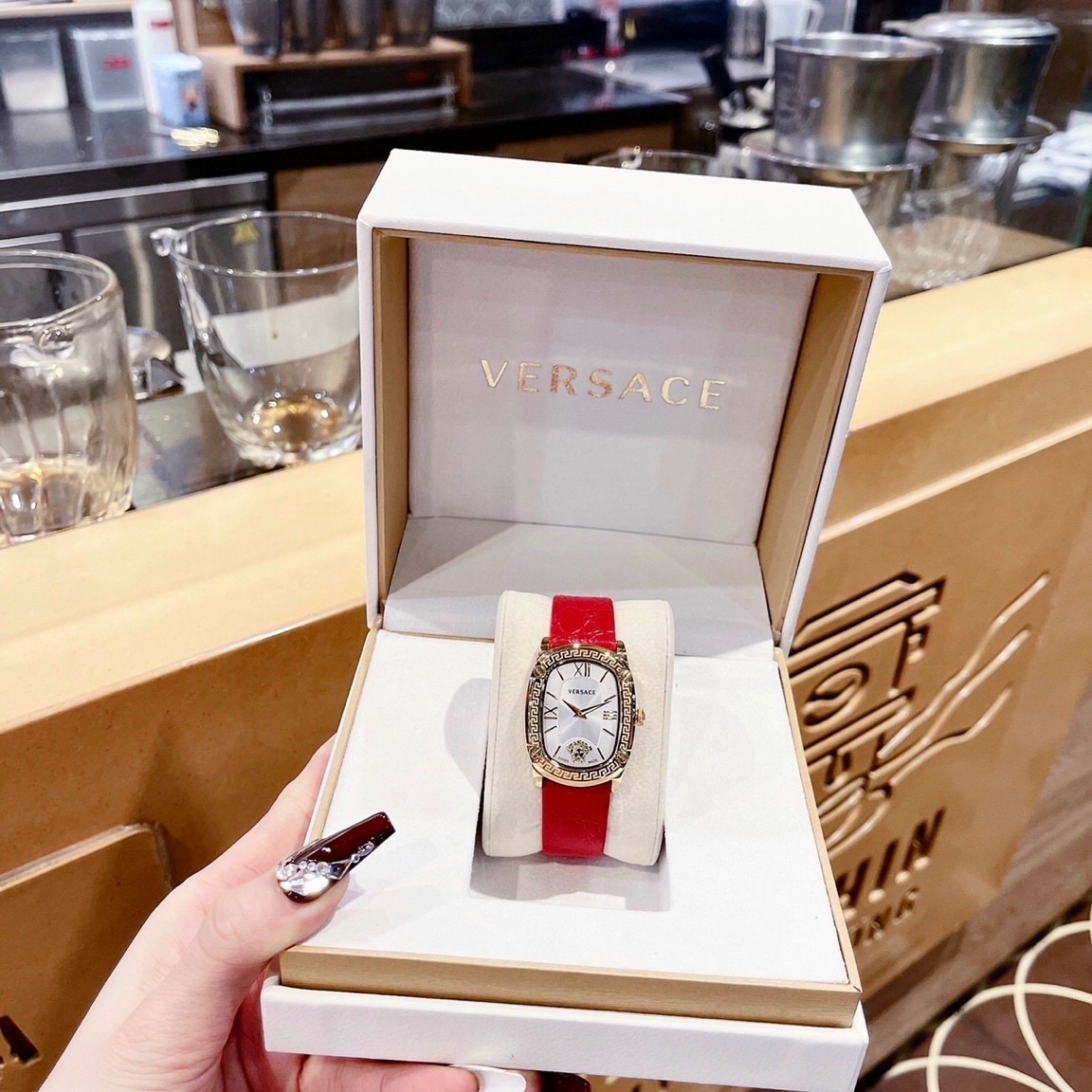 Đồng Hồ Versace Couture |Nữ Giới |Mặt Chữ Nhật Trắng |Vàng Gold |Dây Da Đỏ |Máy Pin (Quartz) |Size 30x38mm |donghogiatot.vn