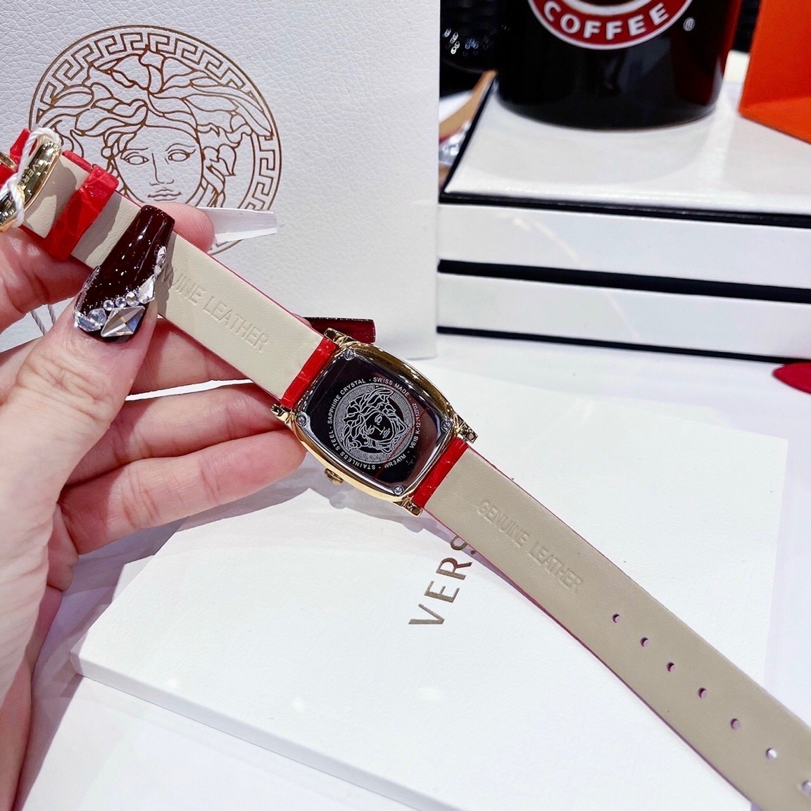 Đồng Hồ Versace Couture |Nữ Giới |Mặt Chữ Nhật Trắng |Vàng Gold |Dây Da Đỏ |Máy Pin (Quartz) |Size 30x38mm |donghogiatot.vn