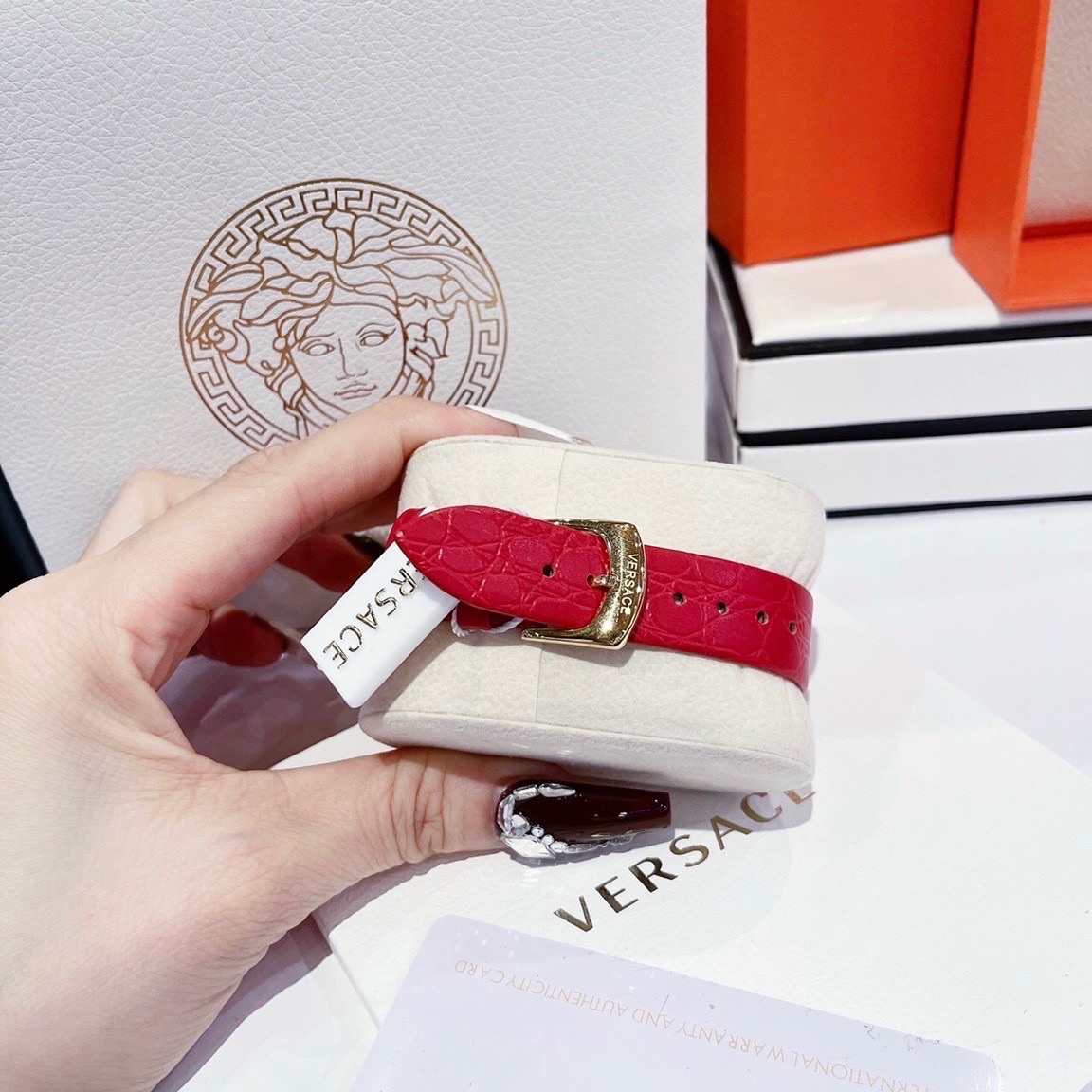 Đồng Hồ Versace Couture |Nữ Giới |Mặt Chữ Nhật Trắng |Vàng Gold |Dây Da Đỏ |Máy Pin (Quartz) |Size 30x38mm |donghogiatot.vn