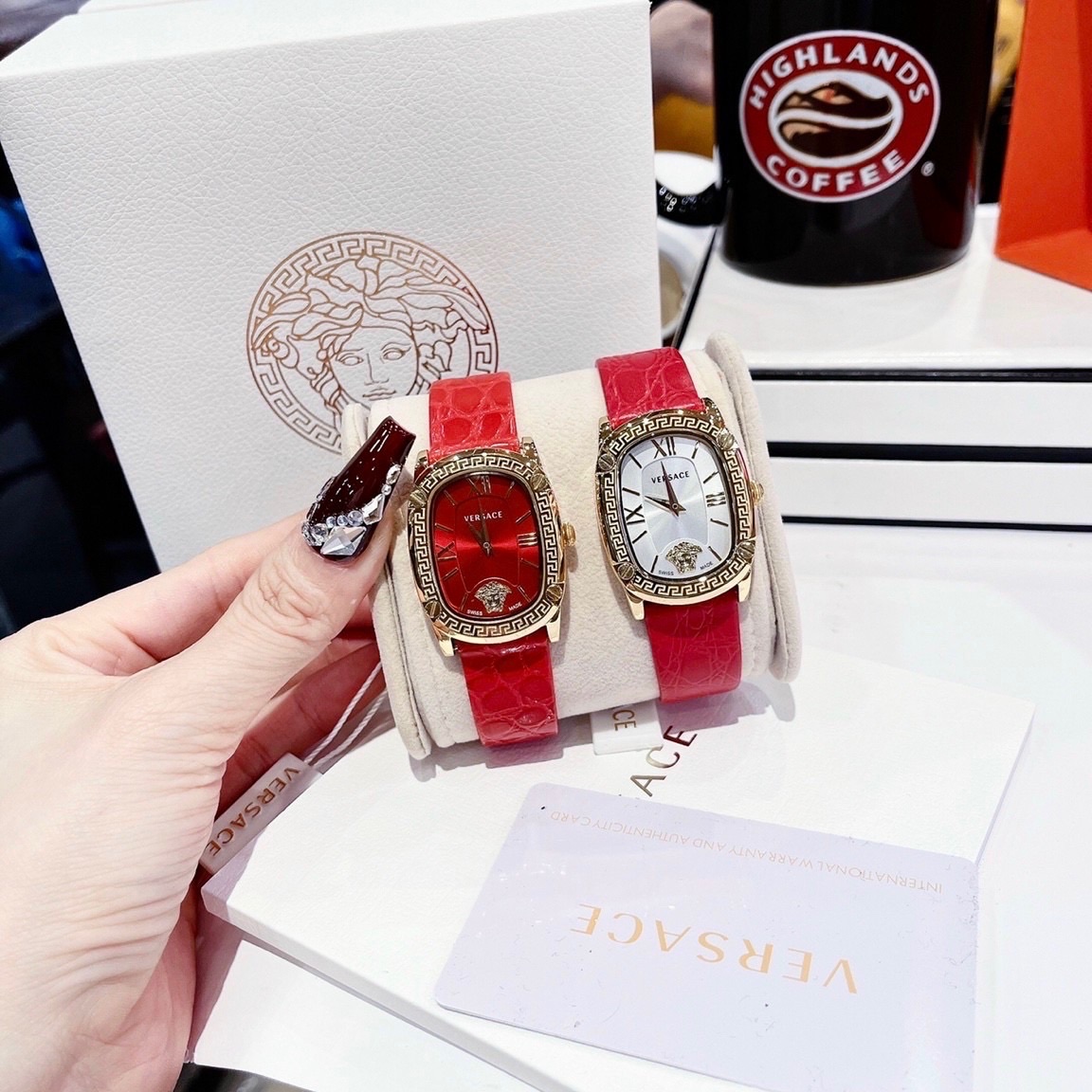 Đồng Hồ Versace Couture |Nữ Giới |Mặt Chữ Nhật Trắng |Vàng Gold |Dây Da Đỏ |Máy Pin (Quartz) |Size 30x38mm |donghogiatot.vn