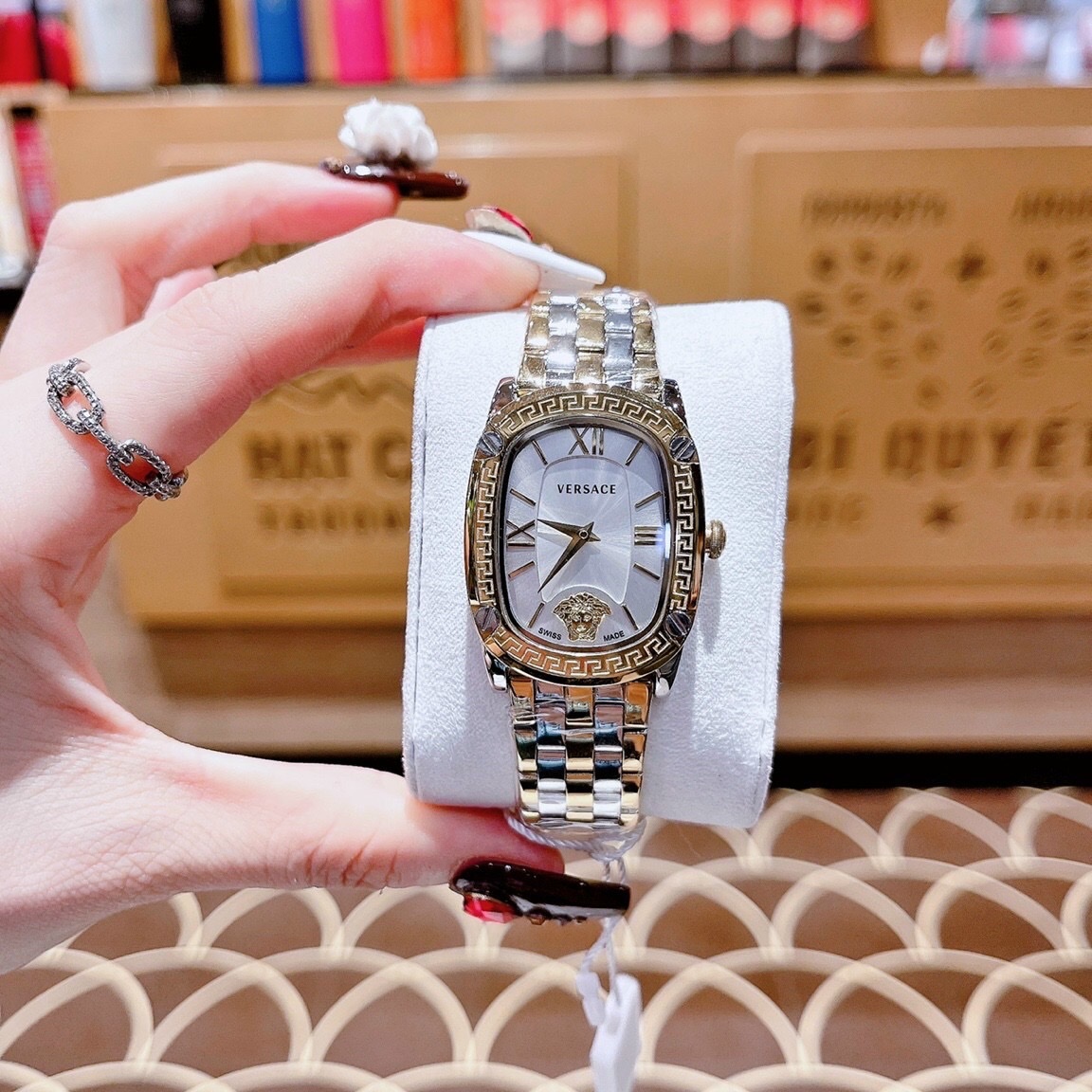 Đồng Hồ Versace Couture |Nữ Giới |Mặt Chữ Nhật Trắng |Dây Kim Loại Demi Vàng |Máy Pin (Quartz) |Size 30x38mm |donghogiatot.vn