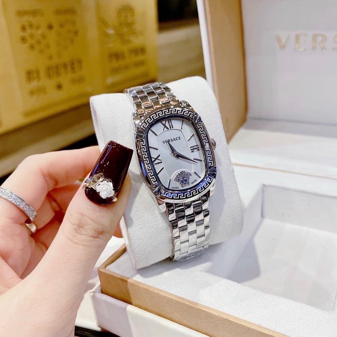 Đồng Hồ Versace Couture |Nữ Giới |Mặt Chữ Nhật Trắng |Dây Kim Loại Silver |Máy Pin (Quartz) |Size 30x38mm |donghogiatot.vn