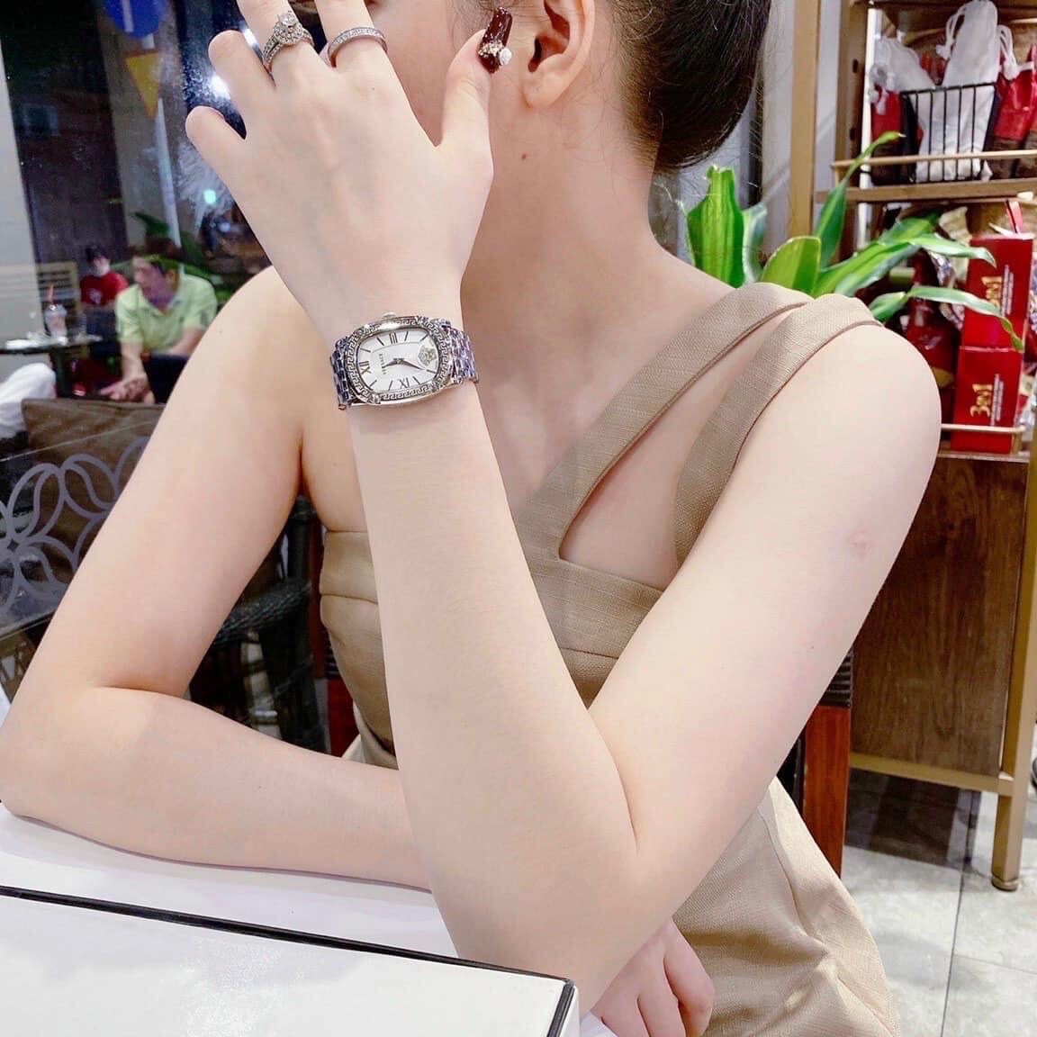 Đồng Hồ Versace Couture |Nữ Giới |Mặt Chữ Nhật Trắng |Dây Kim Loại Silver |Máy Pin (Quartz) |Size 30x38mm |donghogiatot.vn