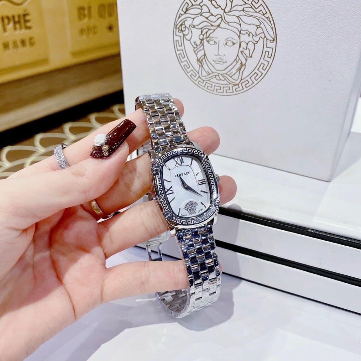 Đồng Hồ Versace Couture |Nữ Giới |Mặt Chữ Nhật Trắng |Dây Kim Loại Silver |Máy Pin (Quartz) |Size 30x38mm |donghogiatot.vn
