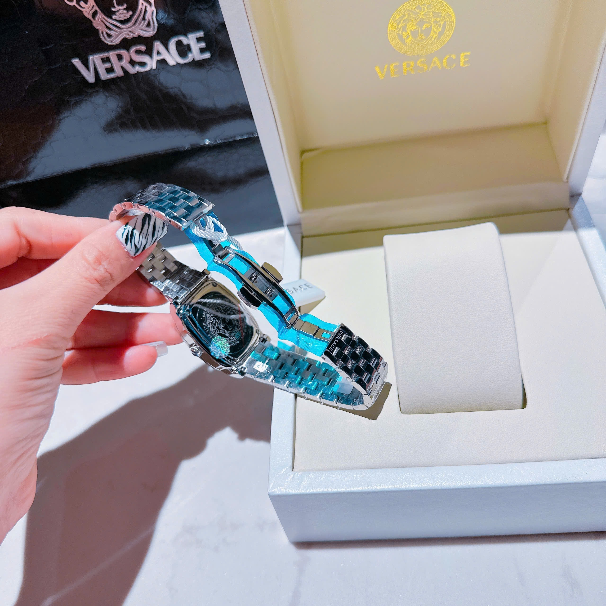 Đồng Hồ Versace Couture |Nữ Giới |Mặt Chữ Nhật Trắng |Dây Kim Loại Silver |Máy Pin (Quartz) |Size 30x38mm |donghogiatot.vn