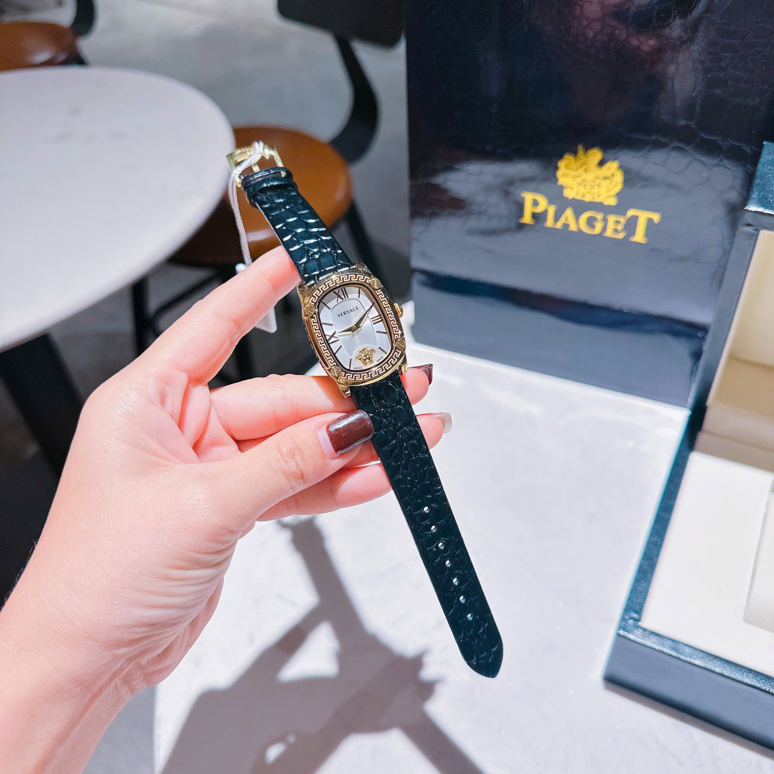 Đồng Hồ Versace Couture |Nữ Giới |Mặt Chữ Nhật Trắng |Vàng Gold |Dây Da Đen |Máy Pin (Quartz) |Size 30x38mm |donghogiatot.vn