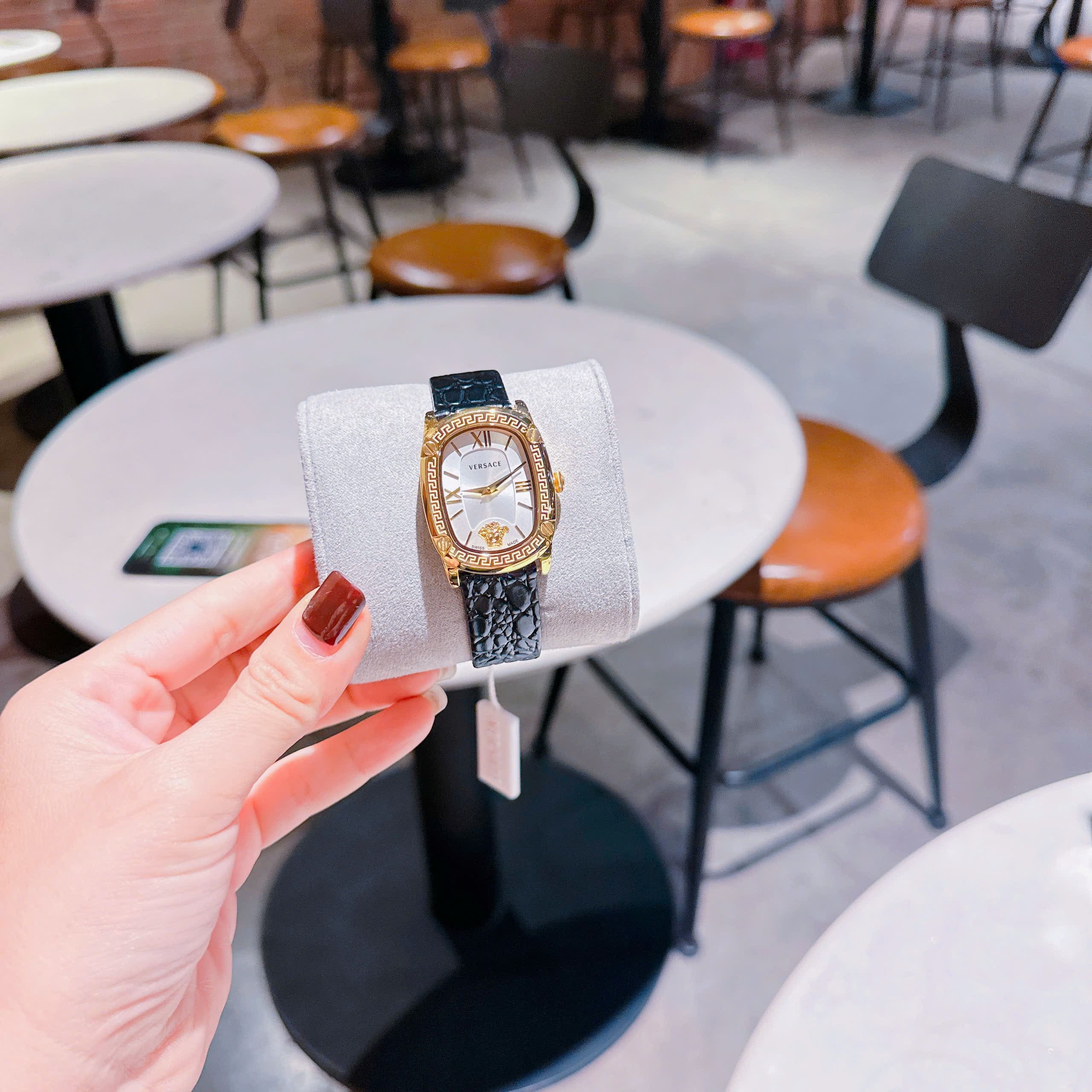 Đồng Hồ Versace Couture |Nữ Giới |Mặt Chữ Nhật Trắng |Vàng Gold |Dây Da Đen |Máy Pin (Quartz) |Size 30x38mm |donghogiatot.vn