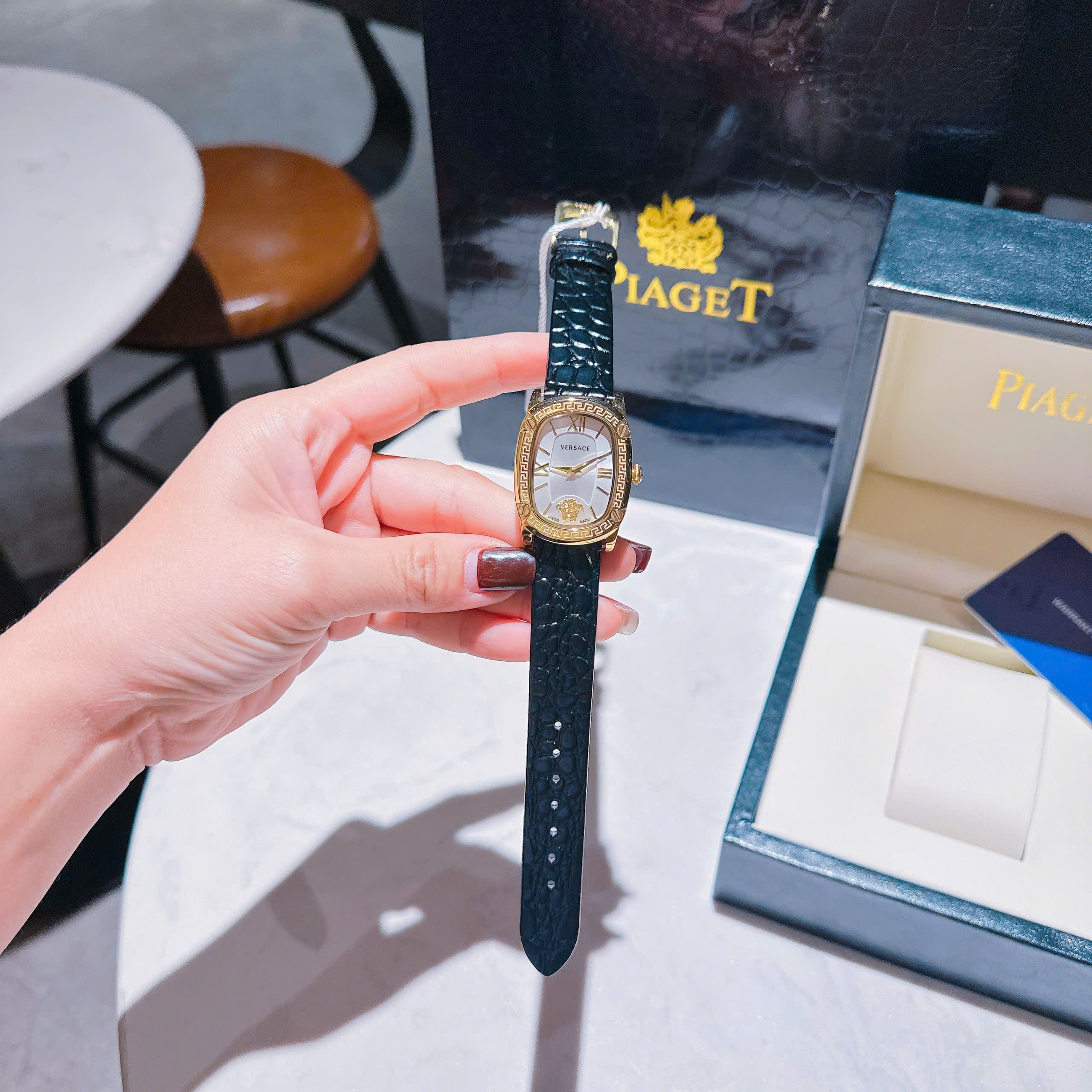 Đồng Hồ Versace Couture |Nữ Giới |Mặt Chữ Nhật Trắng |Vàng Gold |Dây Da Đen |Máy Pin (Quartz) |Size 30x38mm |donghogiatot.vn