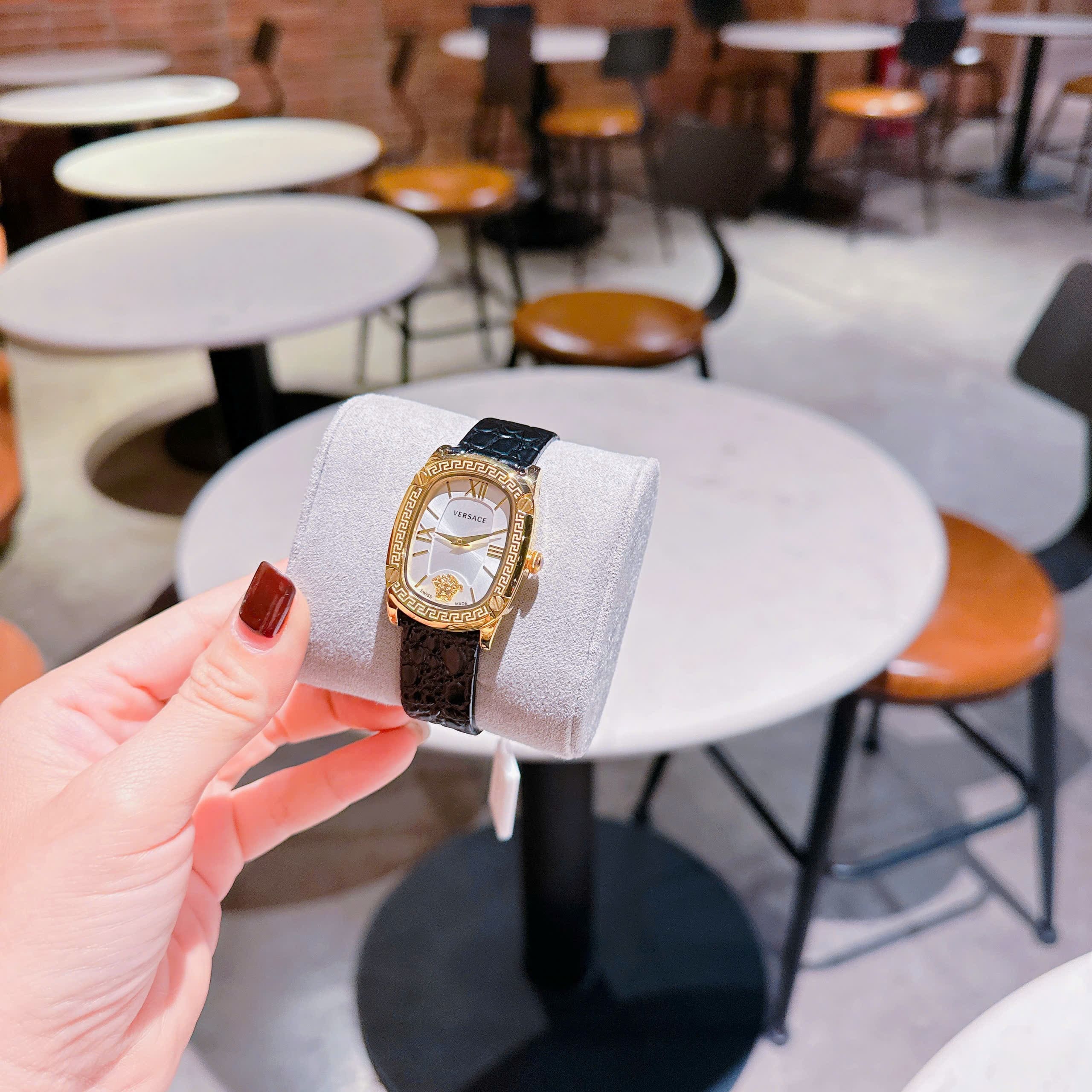 Đồng Hồ Versace Couture |Nữ Giới |Mặt Chữ Nhật Trắng |Vàng Gold |Dây Da Đen |Máy Pin (Quartz) |Size 30x38mm |donghogiatot.vn