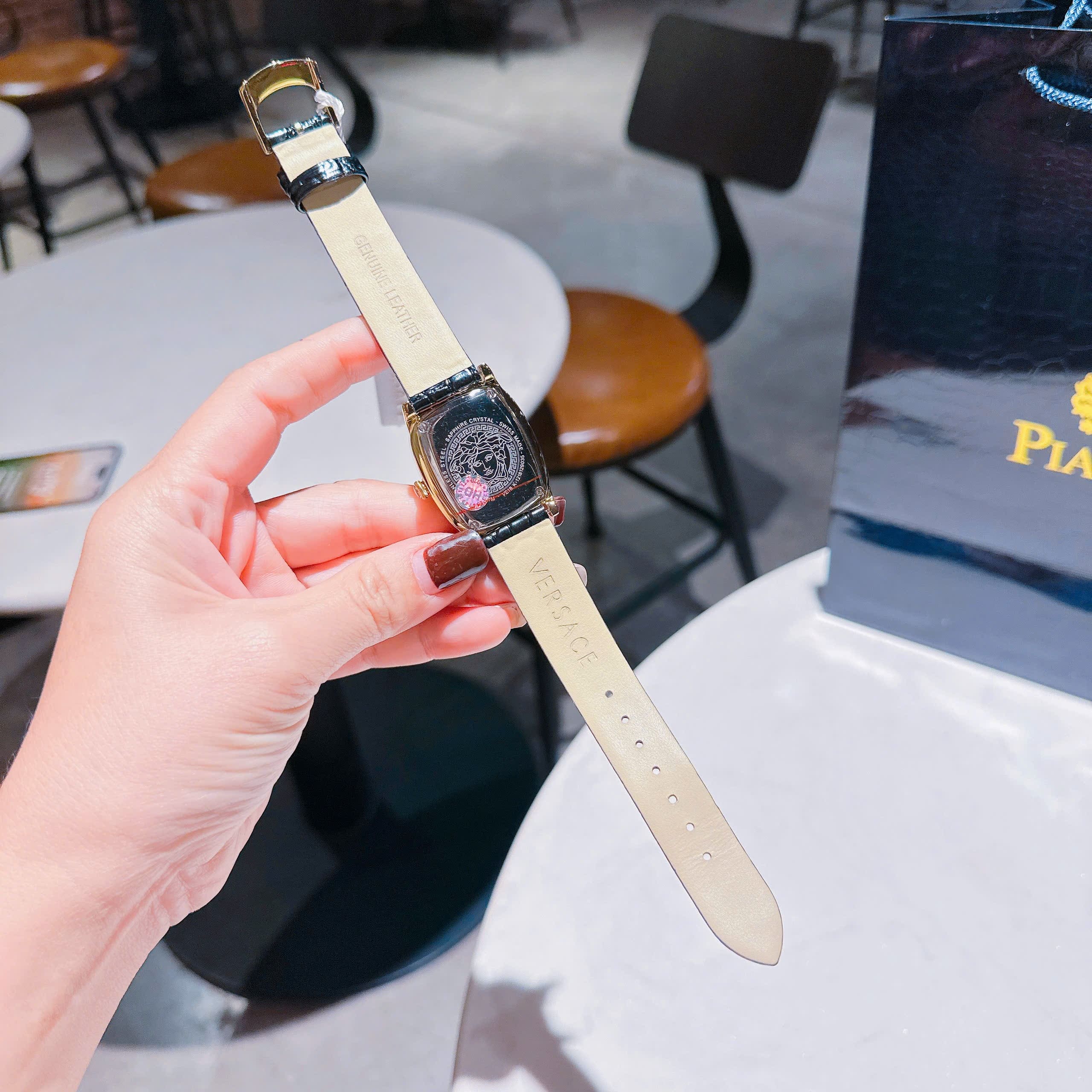 Đồng Hồ Versace Couture |Nữ Giới |Mặt Chữ Nhật Trắng |Vàng Gold |Dây Da Đen |Máy Pin (Quartz) |Size 30x38mm |donghogiatot.vn