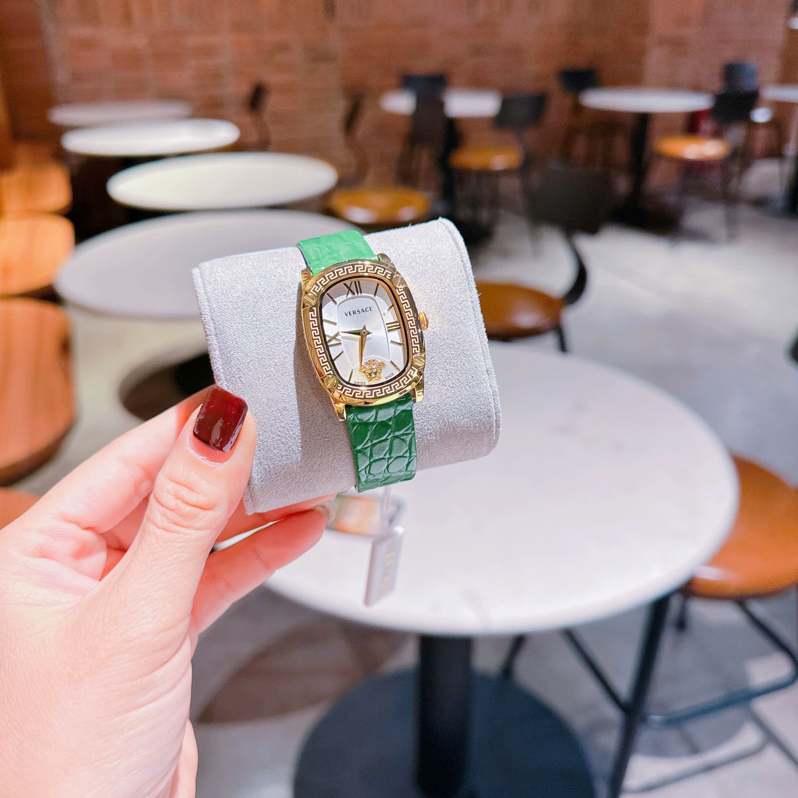 Đồng Hồ Versace Couture |Nữ Giới |Mặt Chữ Nhật Trắng |Vàng Gold |Dây Da Xanh Lá |Máy Pin (Quartz) |Size 30x38mm |donghogiatot.vn