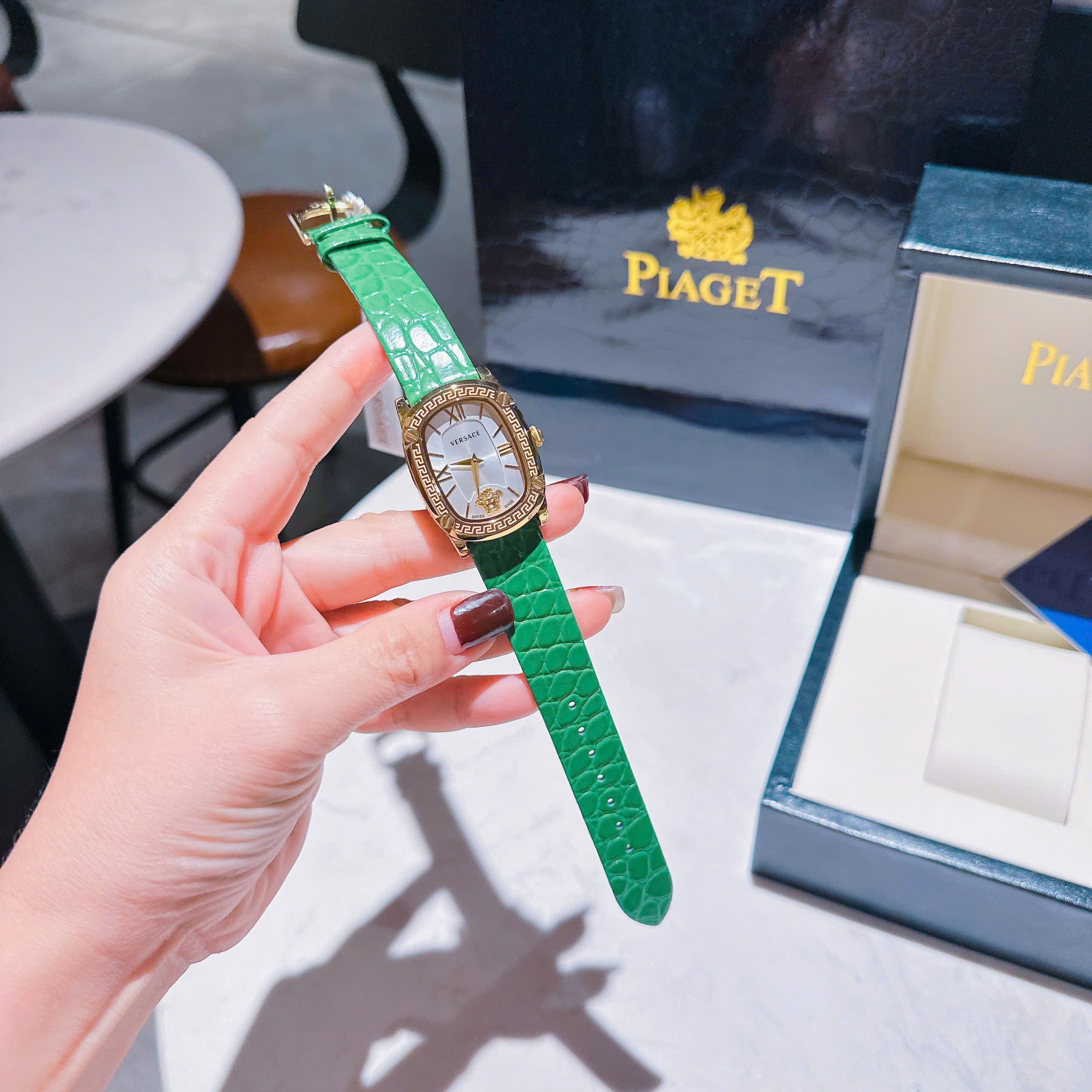 Đồng Hồ Versace Couture |Nữ Giới |Mặt Chữ Nhật Trắng |Vàng Gold |Dây Da Xanh Lá |Máy Pin (Quartz) |Size 30x38mm |donghogiatot.vn