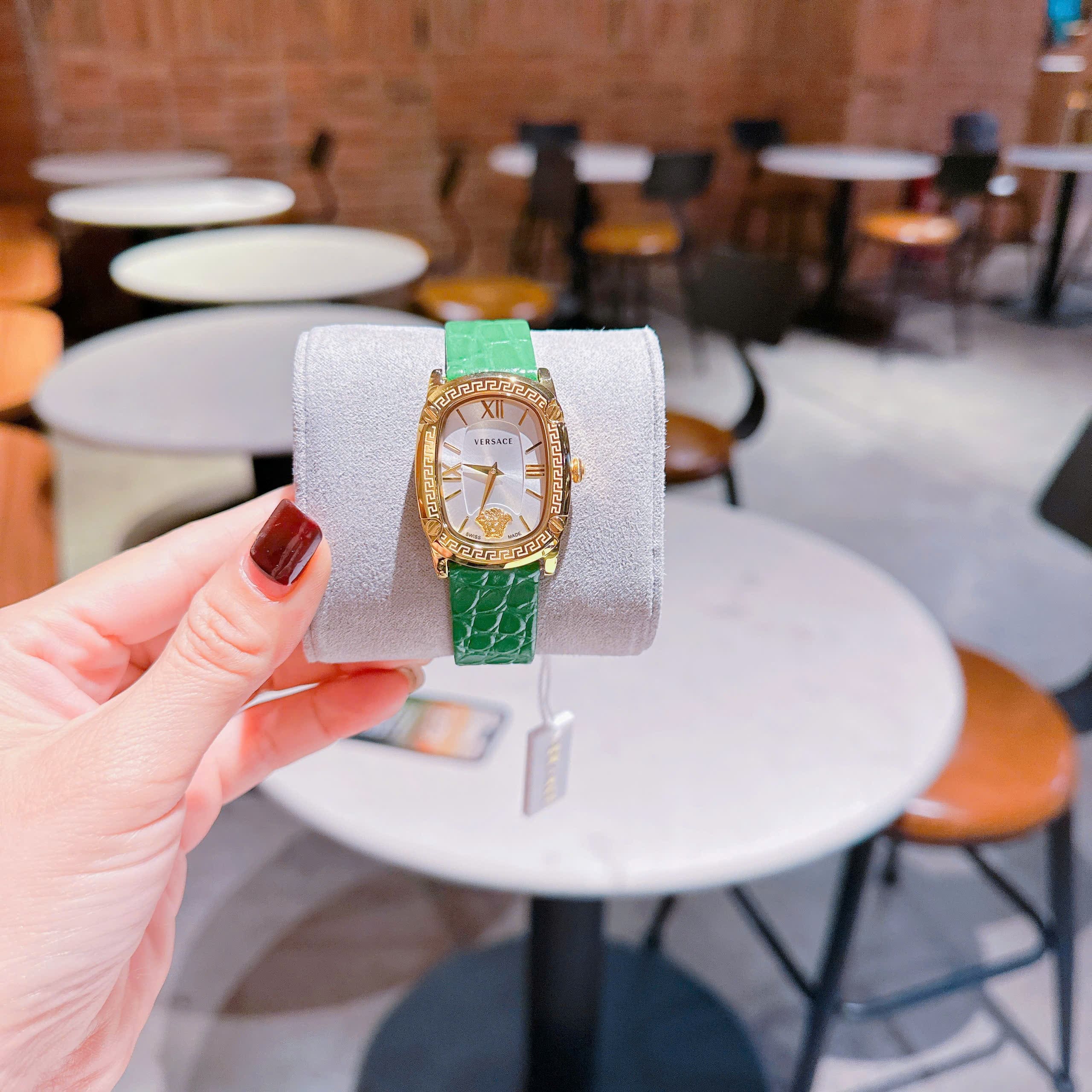 Đồng Hồ Versace Couture |Nữ Giới |Mặt Chữ Nhật Trắng |Vàng Gold |Dây Da Xanh Lá |Máy Pin (Quartz) |Size 30x38mm |donghogiatot.vn