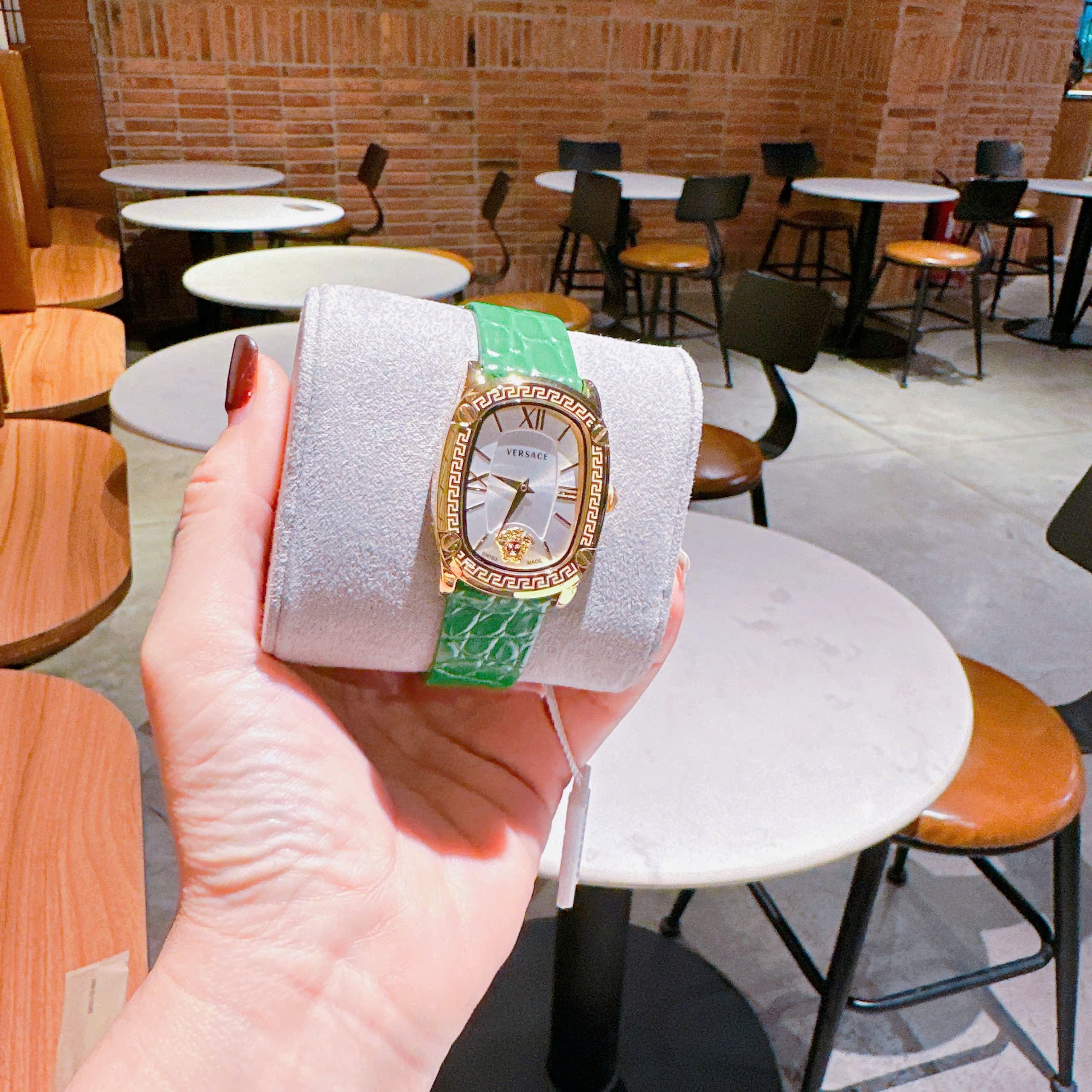 Đồng Hồ Versace Couture |Nữ Giới |Mặt Chữ Nhật Trắng |Vàng Gold |Dây Da Xanh Lá |Máy Pin (Quartz) |Size 30x38mm |donghogiatot.vn