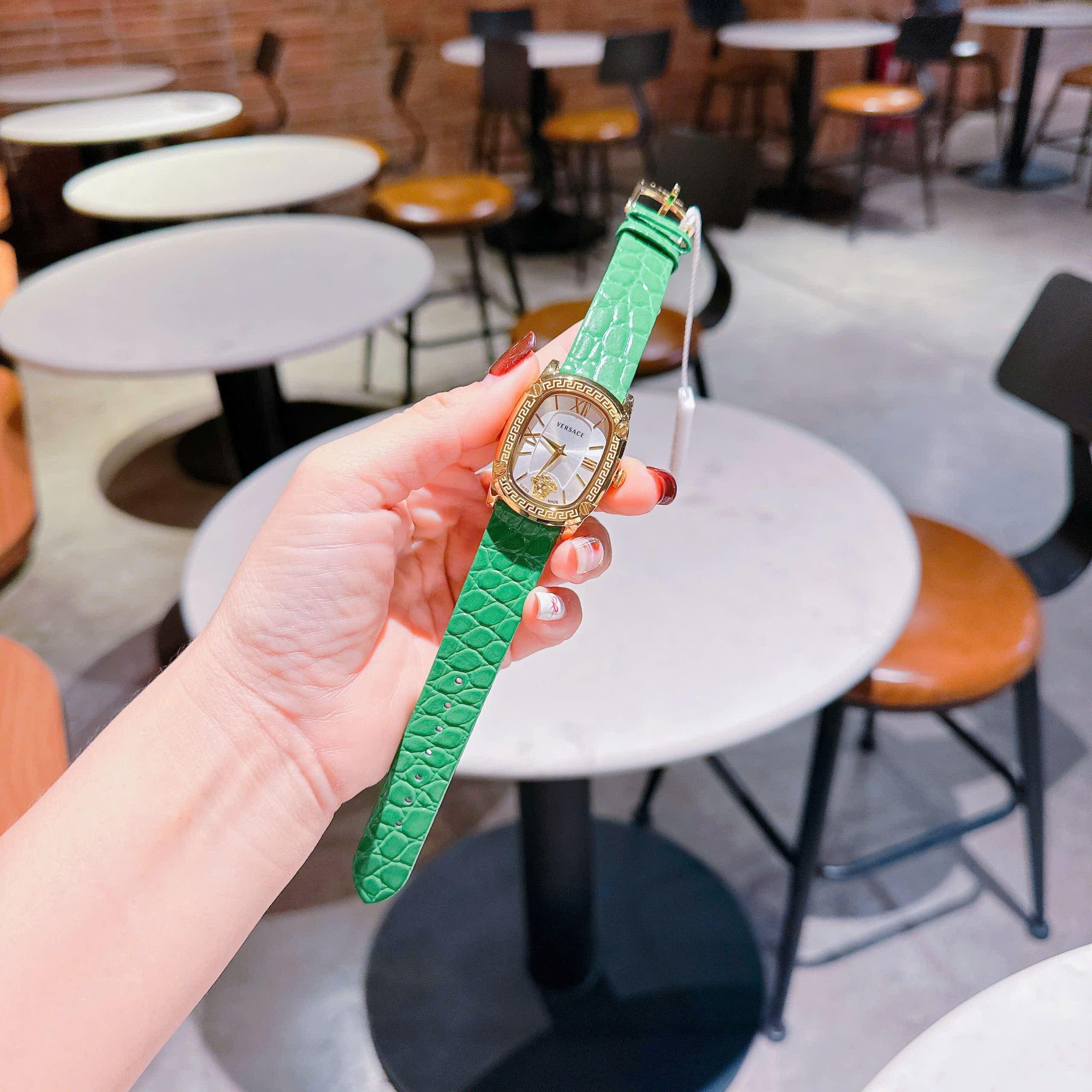 Đồng Hồ Versace Couture |Nữ Giới |Mặt Chữ Nhật Trắng |Vàng Gold |Dây Da Xanh Lá |Máy Pin (Quartz) |Size 30x38mm |donghogiatot.vn