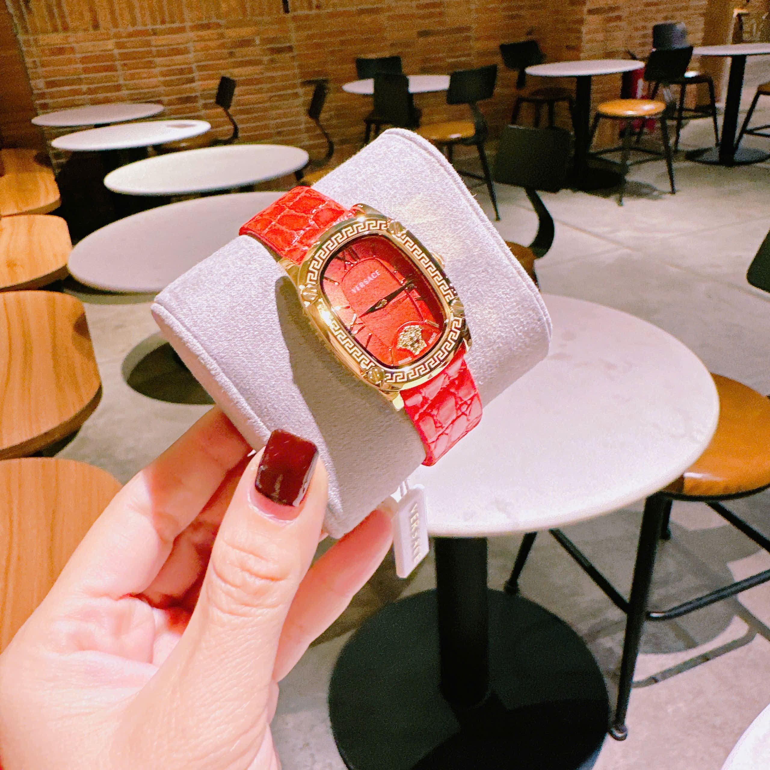 Đồng Hồ Versace Couture |Nữ Giới |Mặt Chữ Nhật |Vàng Gold |Dây Da Đỏ |Máy Pin (Quartz) |Size 30x38mm |donghogiatot.vn