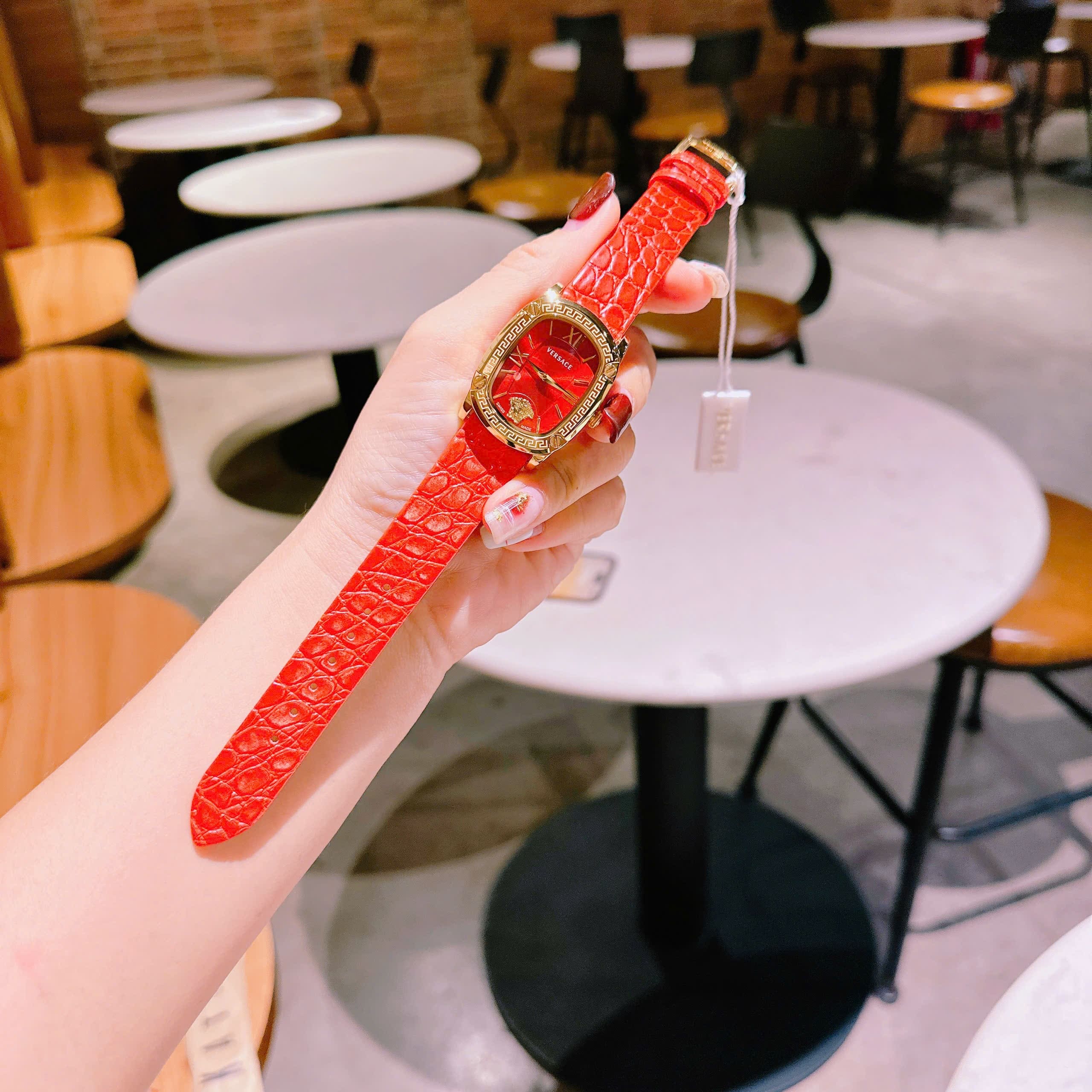 Đồng Hồ Versace Couture |Nữ Giới |Mặt Chữ Nhật |Vàng Gold |Dây Da Đỏ |Máy Pin (Quartz) |Size 30x38mm |donghogiatot.vn