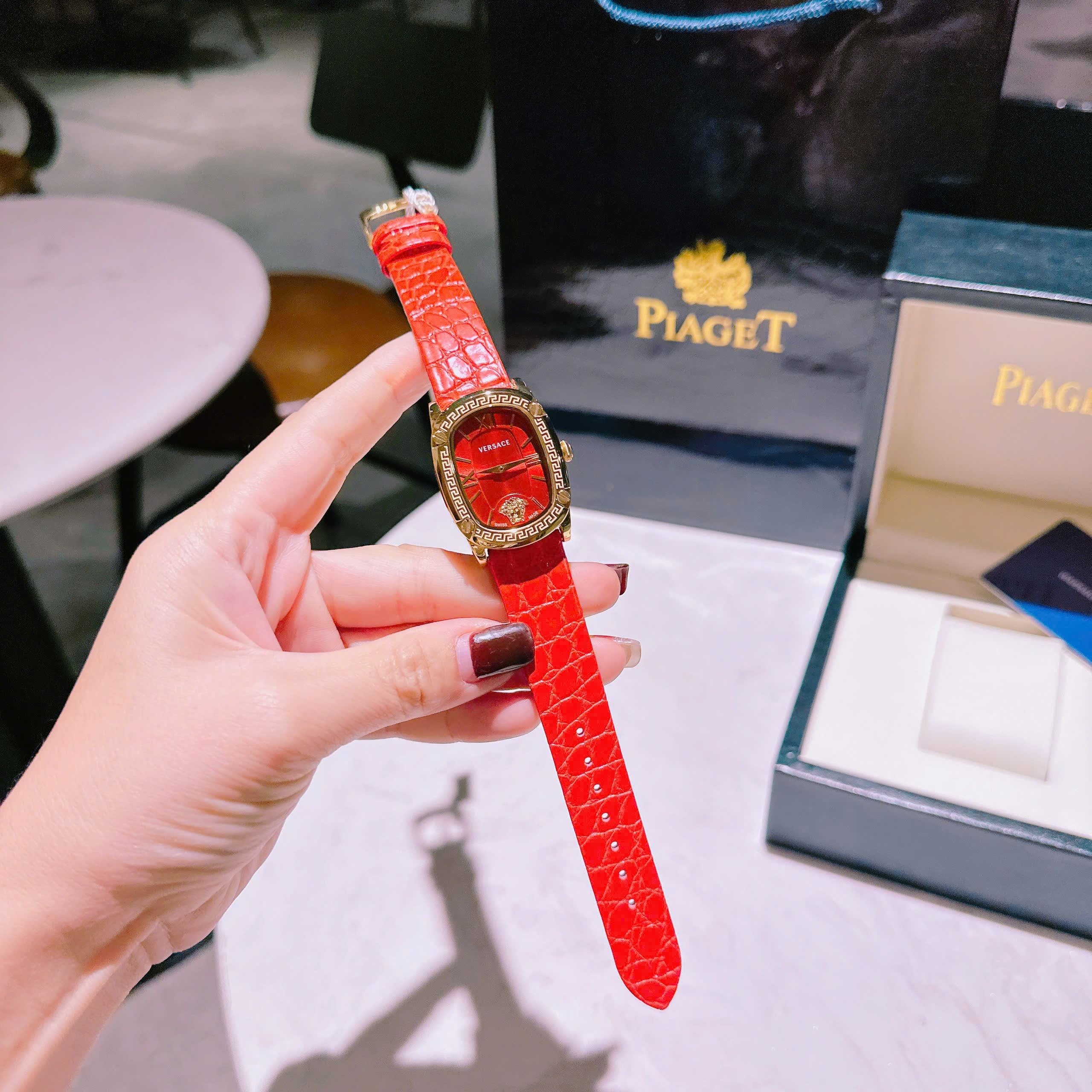 Đồng Hồ Versace Couture |Nữ Giới |Mặt Chữ Nhật |Vàng Gold |Dây Da Đỏ |Máy Pin (Quartz) |Size 30x38mm |donghogiatot.vn