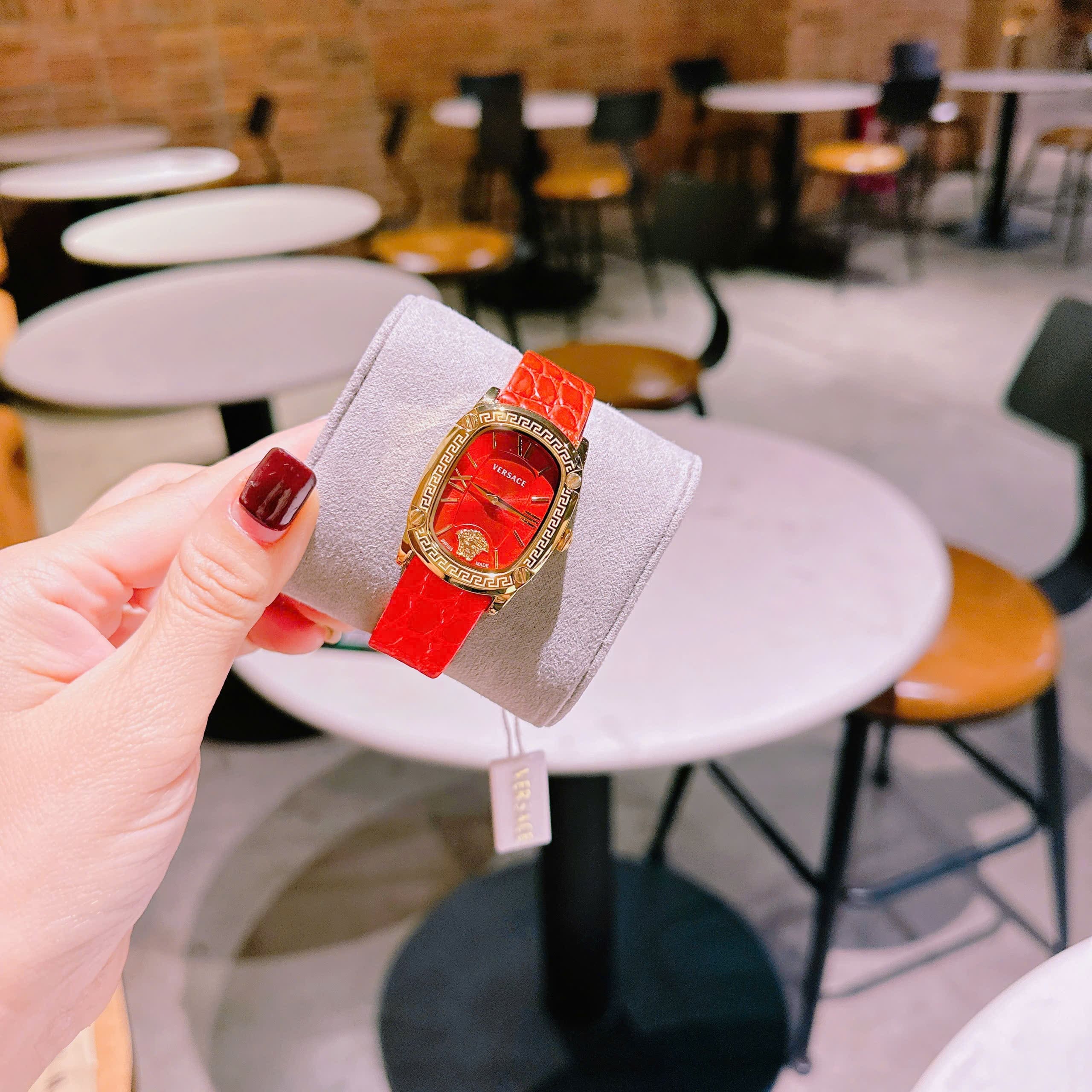 Đồng Hồ Versace Couture |Nữ Giới |Mặt Chữ Nhật |Vàng Gold |Dây Da Đỏ |Máy Pin (Quartz) |Size 30x38mm |donghogiatot.vn