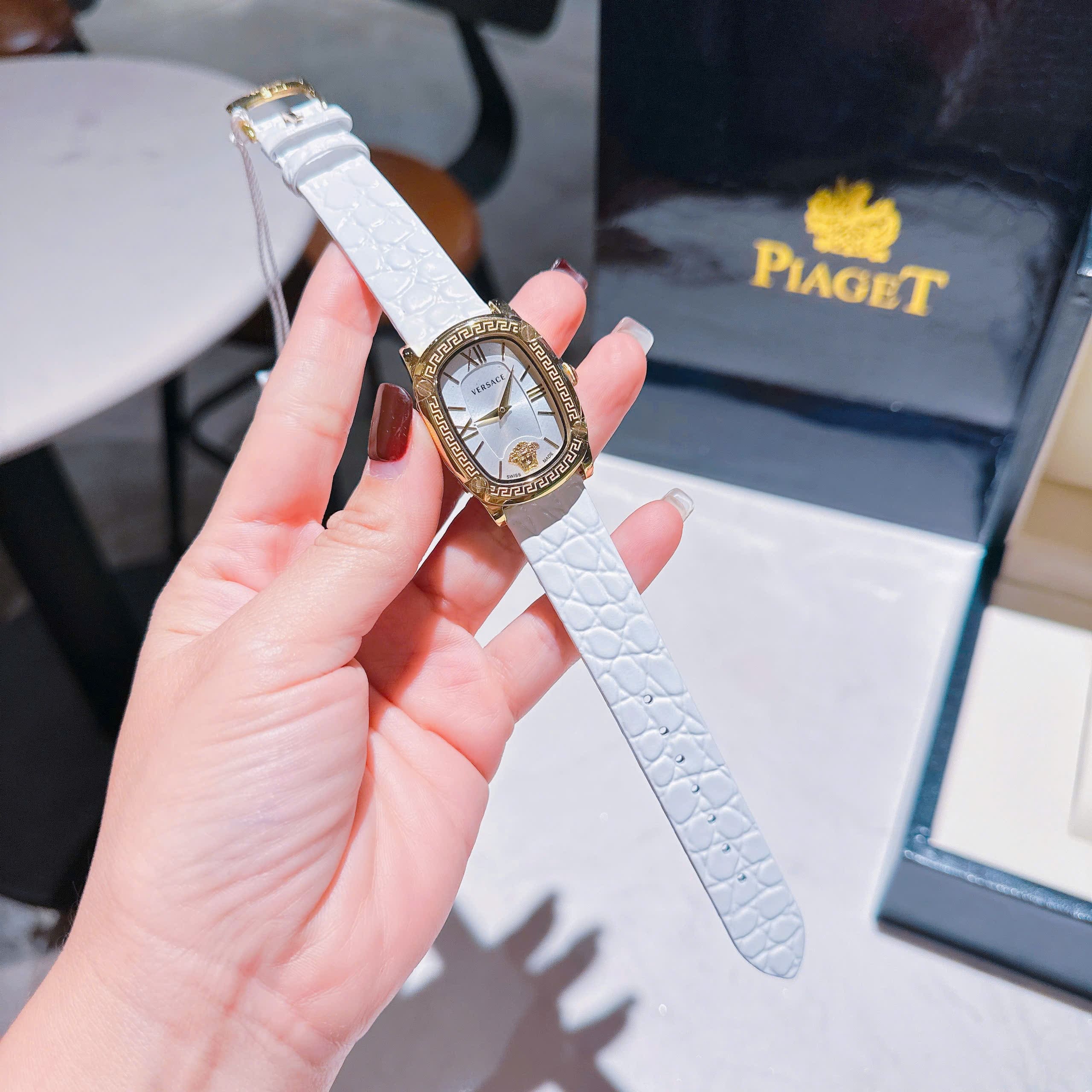 Đồng Hồ Versace Couture |Nữ Giới |Mặt Chữ Nhật |Vàng Gold |Dây Da Trắng |Máy Pin (Quartz) |Size 30x38mm |donghogiatot.vn