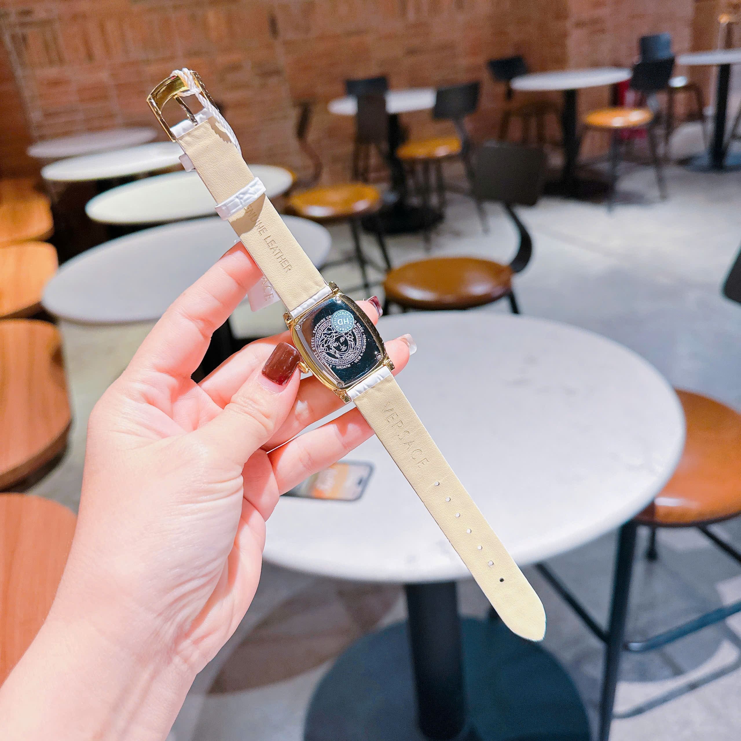 Đồng Hồ Versace Couture |Nữ Giới |Mặt Chữ Nhật |Vàng Gold |Dây Da Trắng |Máy Pin (Quartz) |Size 30x38mm |donghogiatot.vn