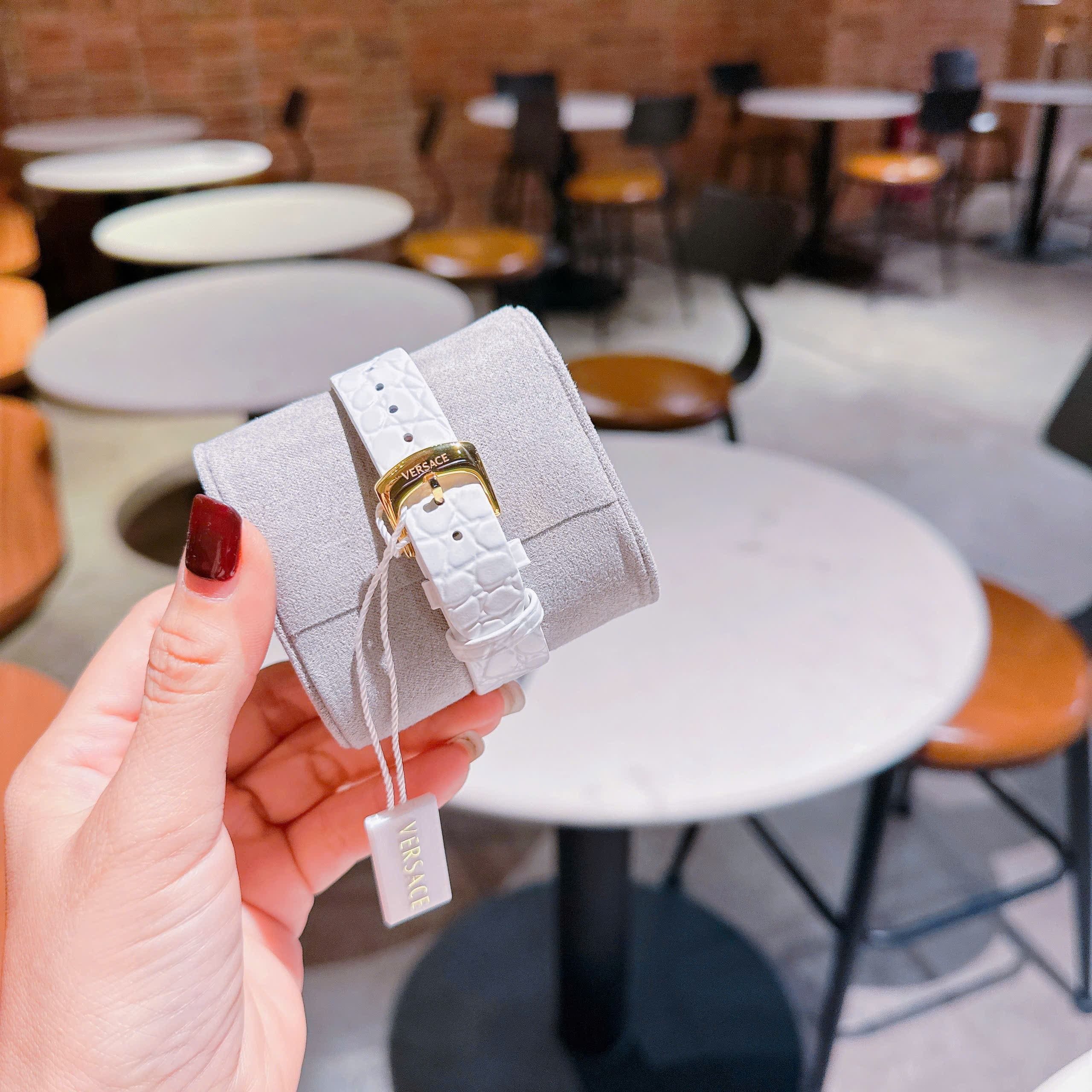 Đồng Hồ Versace Couture |Nữ Giới |Mặt Chữ Nhật |Vàng Gold |Dây Da Trắng |Máy Pin (Quartz) |Size 30x38mm |donghogiatot.vn