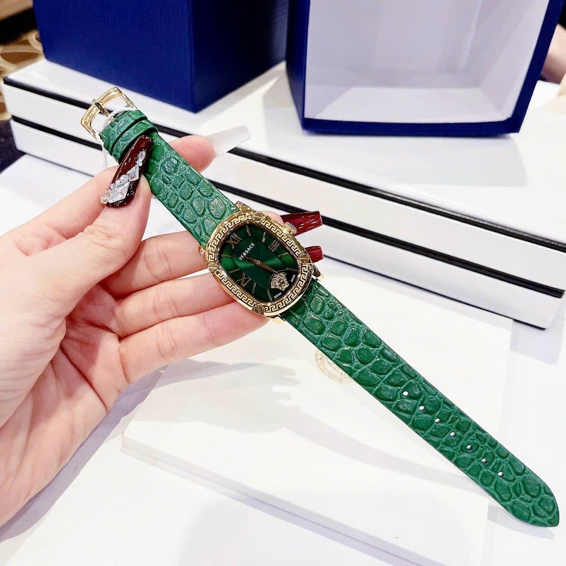 Đồng Hồ Versace Couture |Nữ Giới |Mặt Chữ Nhật |Vàng Gold |Dây Da Xanh Lá |Máy Pin (Quartz) |Size 30x38mm |donghogiatot.vn