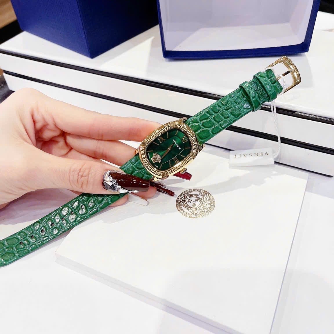 Đồng Hồ Versace Couture |Nữ Giới |Mặt Chữ Nhật |Vàng Gold |Dây Da Xanh Lá |Máy Pin (Quartz) |Size 30x38mm |donghogiatot.vn