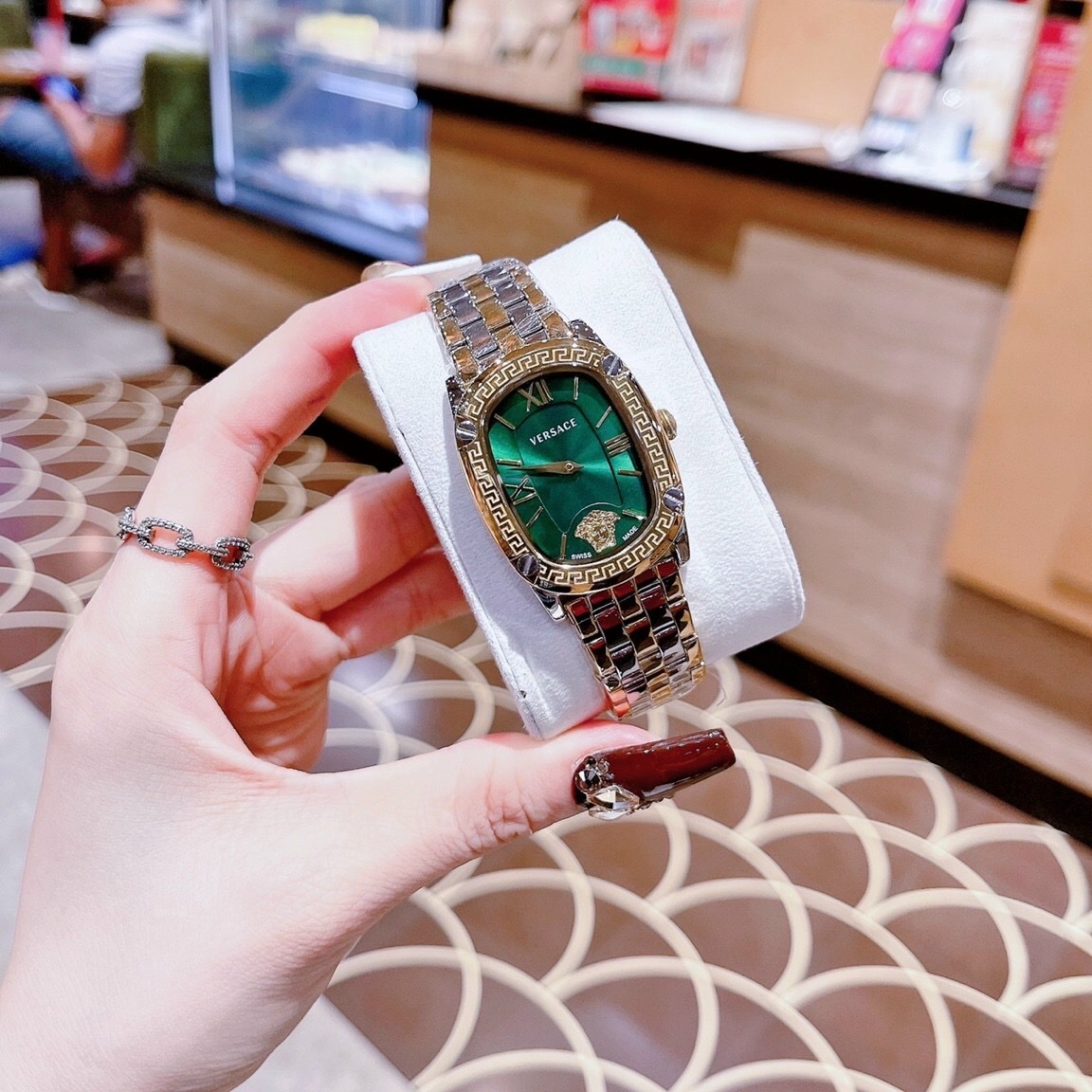 Đồng Hồ Versace Couture |Nữ Giới |Mặt Chữ Nhật Xanh Lá |Dây Kim Loại Demi Vàng |Máy Pin (Quartz) |Size 30x38mm |donghogiatot.vn