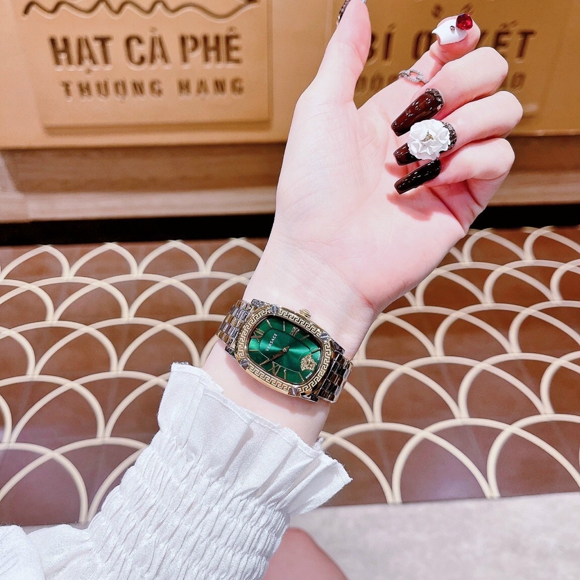 Đồng Hồ Versace Couture |Nữ Giới |Mặt Chữ Nhật Xanh Lá |Dây Kim Loại Demi Vàng |Máy Pin (Quartz) |Size 30x38mm |donghogiatot.vn