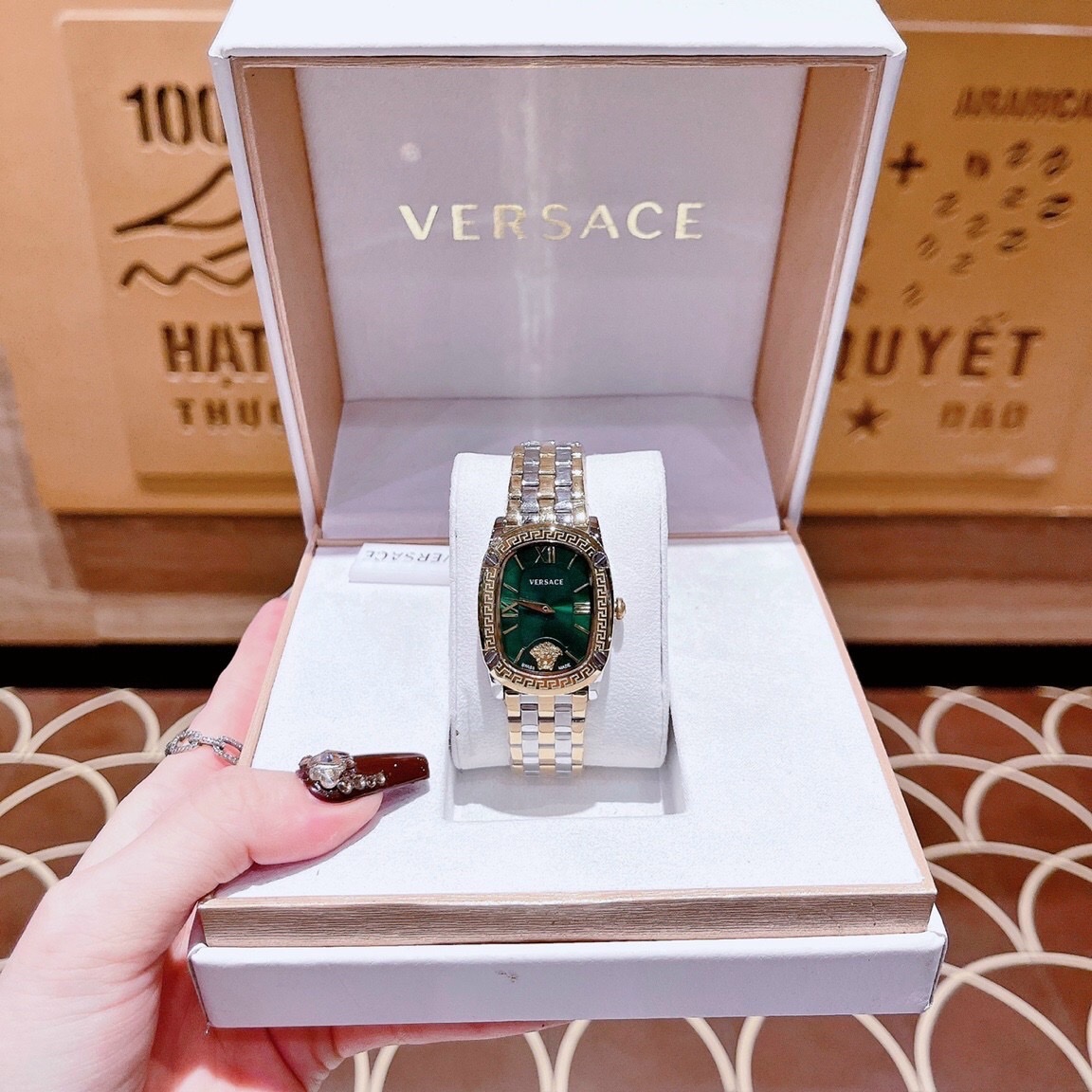 Đồng Hồ Versace Couture |Nữ Giới |Mặt Chữ Nhật Xanh Lá |Dây Kim Loại Demi Vàng |Máy Pin (Quartz) |Size 30x38mm |donghogiatot.vn