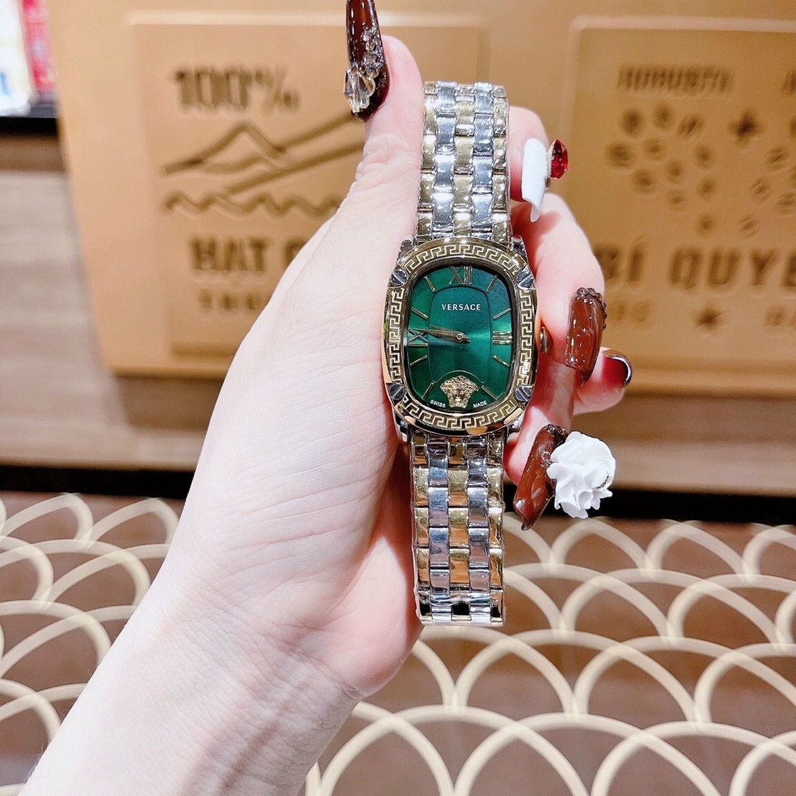 Đồng Hồ Versace Couture |Nữ Giới |Mặt Chữ Nhật Xanh Lá |Dây Kim Loại Demi Vàng |Máy Pin (Quartz) |Size 30x38mm |donghogiatot.vn