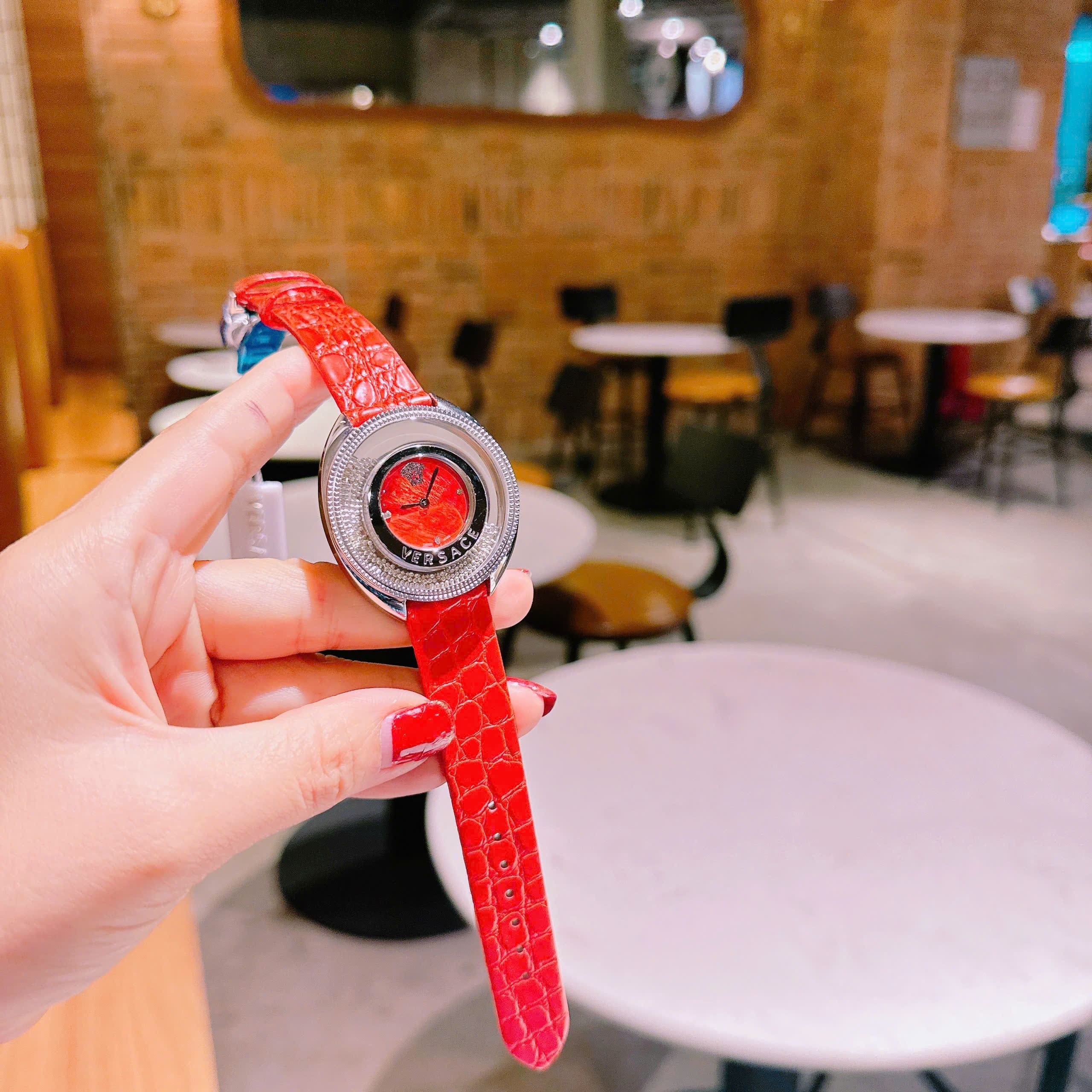 Đồng Hồ Versace Đá Rơi |Nữ Giới |Trắng Silver |Dây Da Màu Đỏ |Máy Pin (Quartz) |Size 36mm |donghogiatot.vn