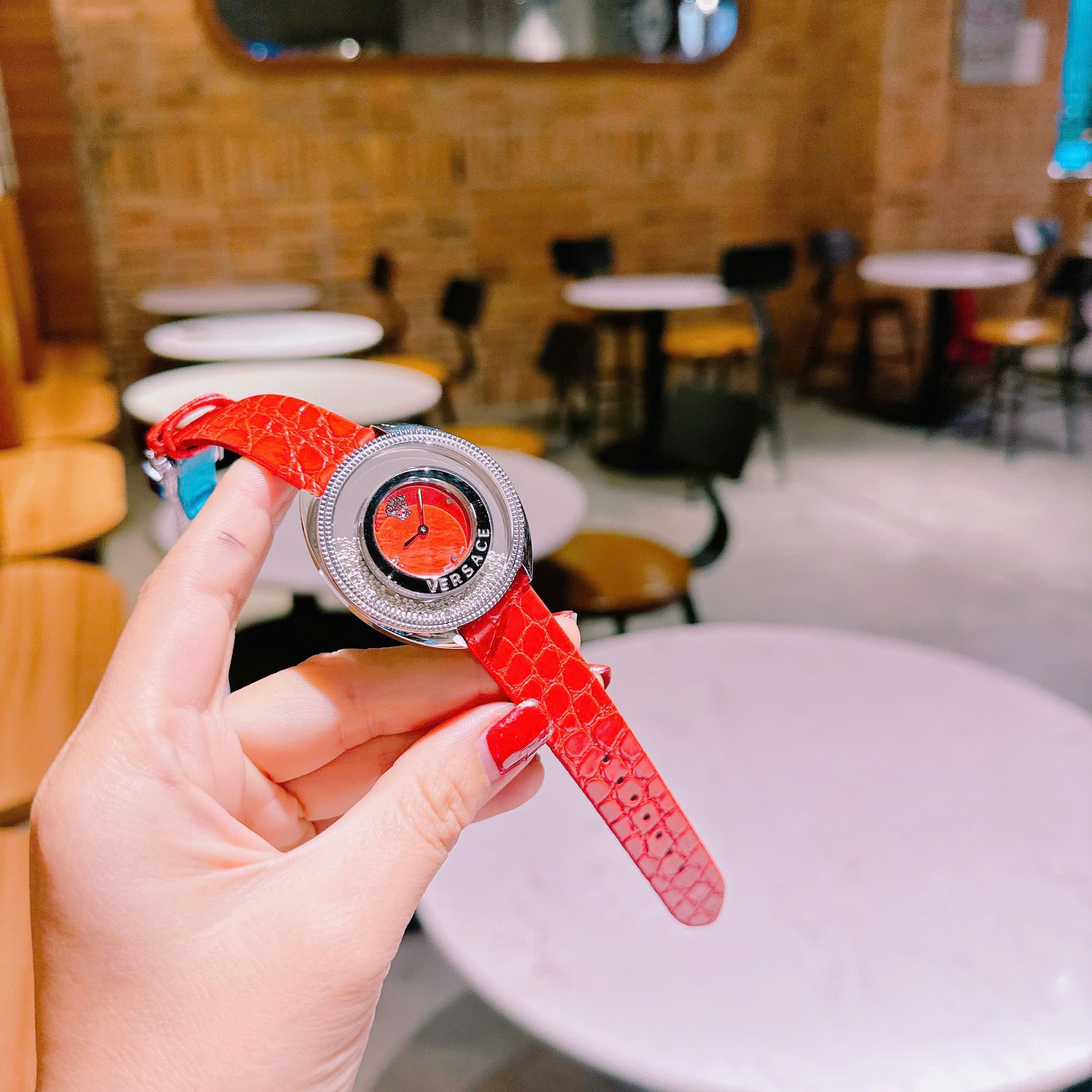 Đồng Hồ Versace Đá Rơi |Nữ Giới |Trắng Silver |Dây Da Màu Đỏ |Máy Pin (Quartz) |Size 36mm |donghogiatot.vn