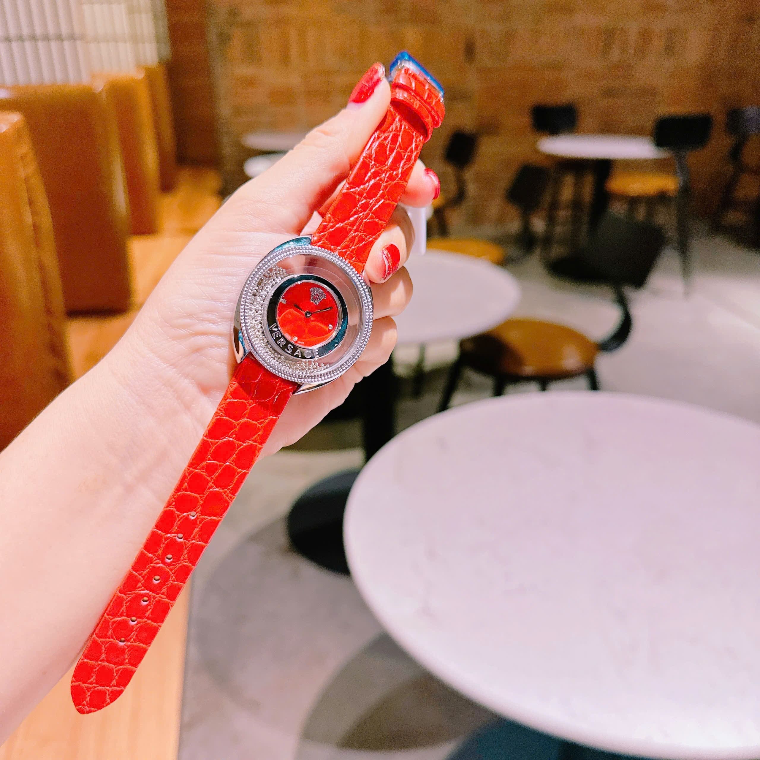 Đồng Hồ Versace Đá Rơi |Nữ Giới |Trắng Silver |Dây Da Màu Đỏ |Máy Pin (Quartz) |Size 36mm |donghogiatot.vn